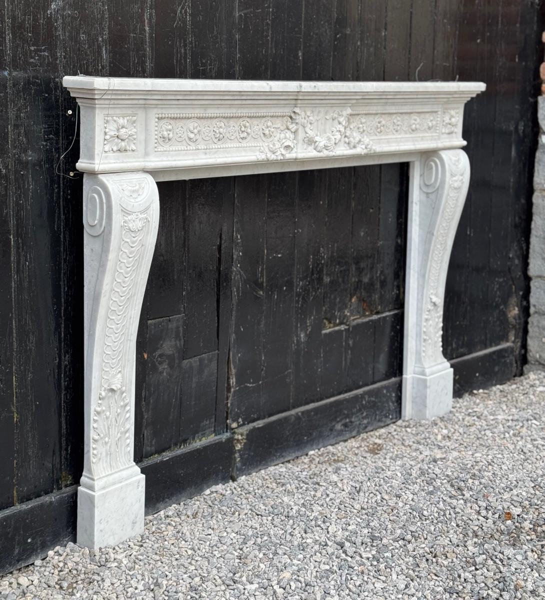 Louis XVI Stil sehr fein geschnitzt Carrara Marmor Mantel um 1880 (Regency) im Angebot