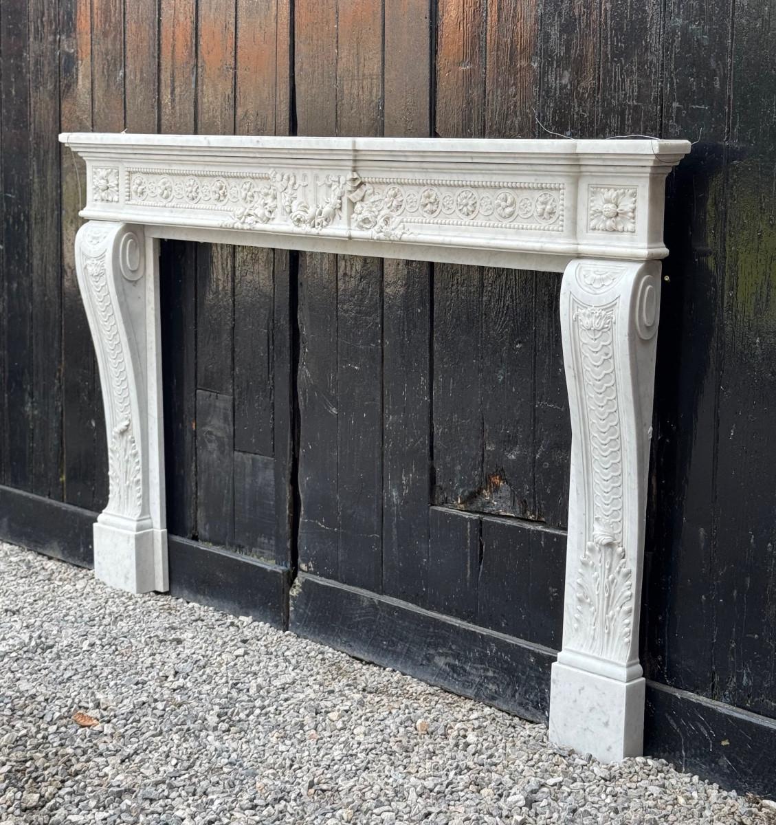 Louis XVI Stil sehr fein geschnitzt Carrara Marmor Mantel um 1880 (Französisch) im Angebot