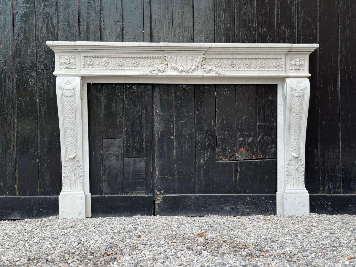 Louis XVI Stil sehr fein geschnitzt Carrara Marmor Mantel um 1880 im Zustand „Gut“ im Angebot in Honnelles, WHT