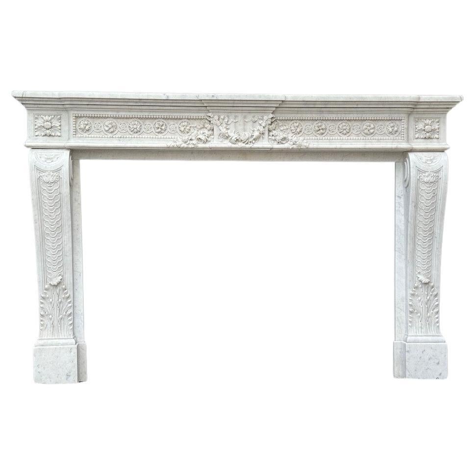 Cheminée de style Louis XVI très finement sculptée en marbre de Carrare, circa 1880