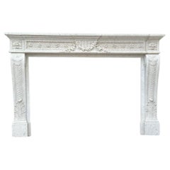 Repisa de mármol de Carrara de estilo Luis XVI muy finamente tallada hacia 1880