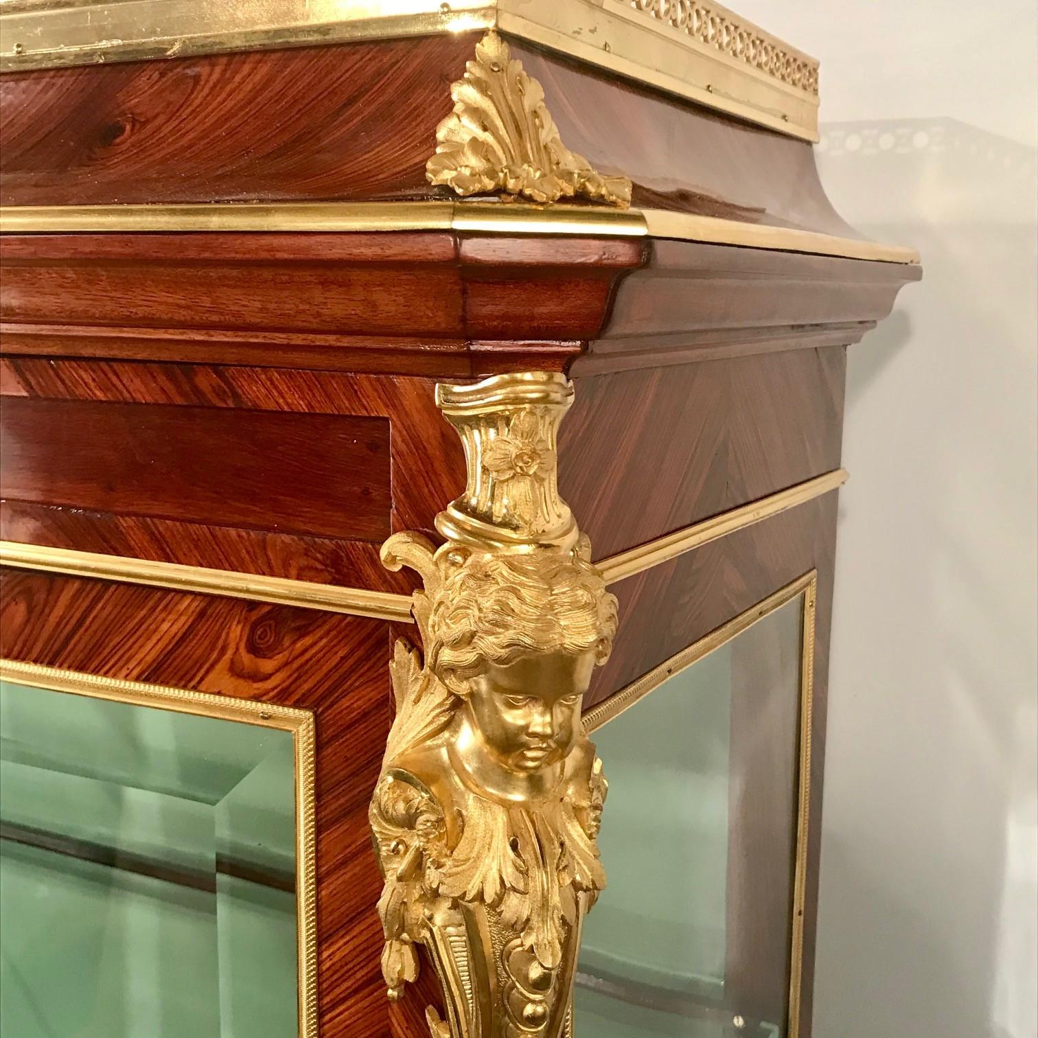 Louis XVI Style Vitrine In Good Condition For Sale In Montreal, QC
