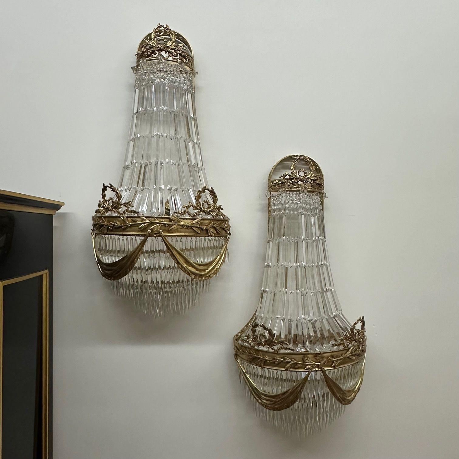Style Louis XVI, appliques murales,  Forme de panier, bronze doré, cristal, France, années 1940 Bon état - En vente à Manhasset, NY