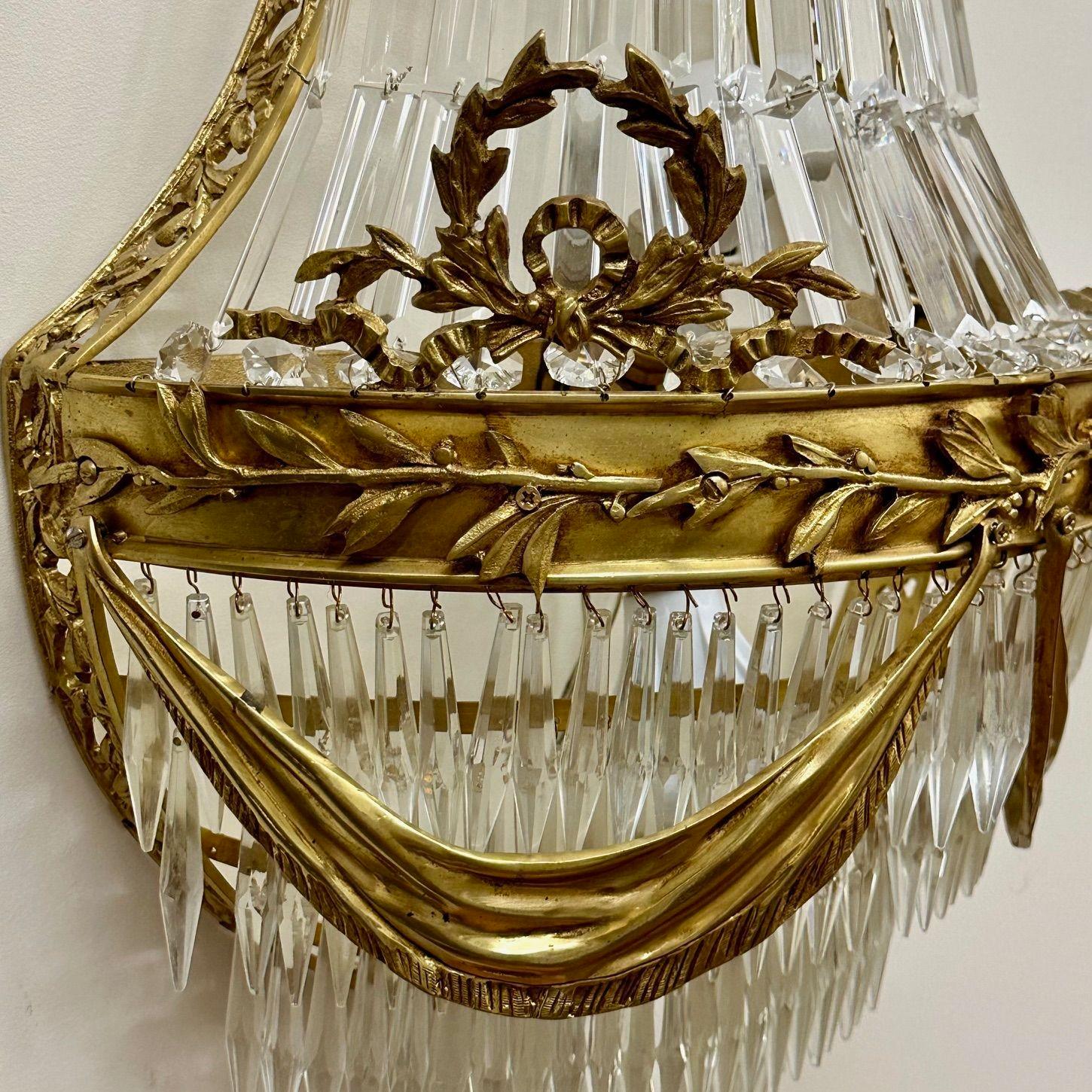 Milieu du XXe siècle Style Louis XVI, appliques murales,  Forme de panier, bronze doré, cristal, France, années 1940 en vente