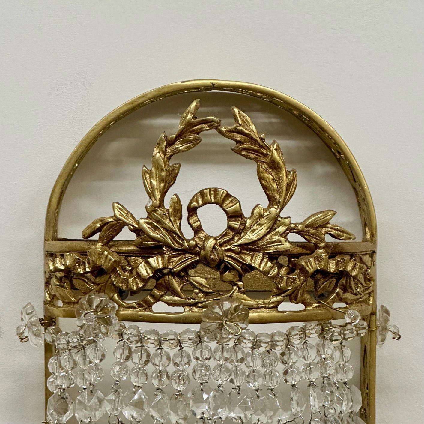 Bronze Style Louis XVI, appliques murales,  Forme de panier, bronze doré, cristal, France, années 1940 en vente