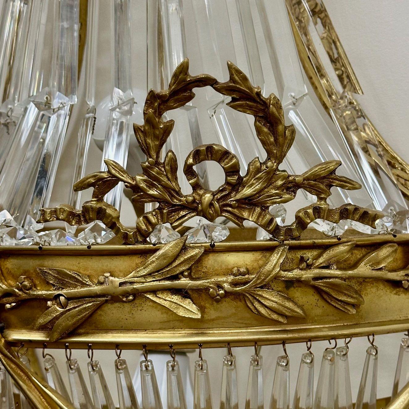 Style Louis XVI, appliques murales,  Forme de panier, bronze doré, cristal, France, années 1940 en vente 1