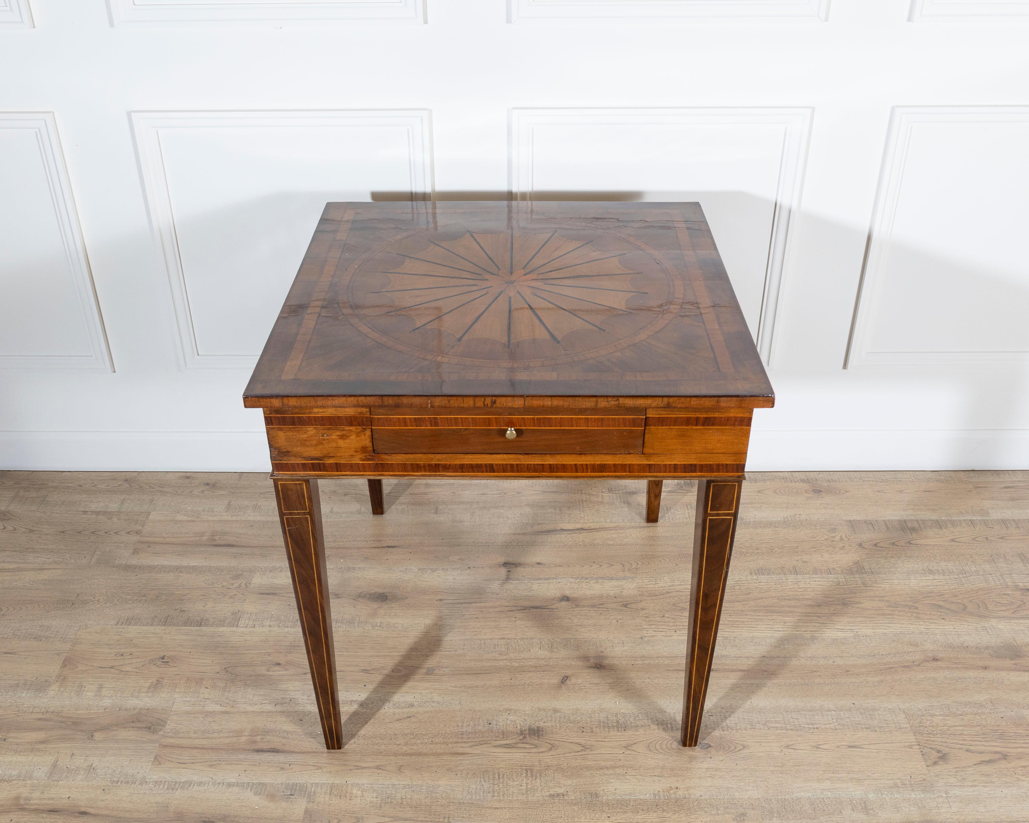 Mesa de nogal y marquetería con cajón estilo Luis XVI, Italia, Mediados del S. XIX Italiano en venta