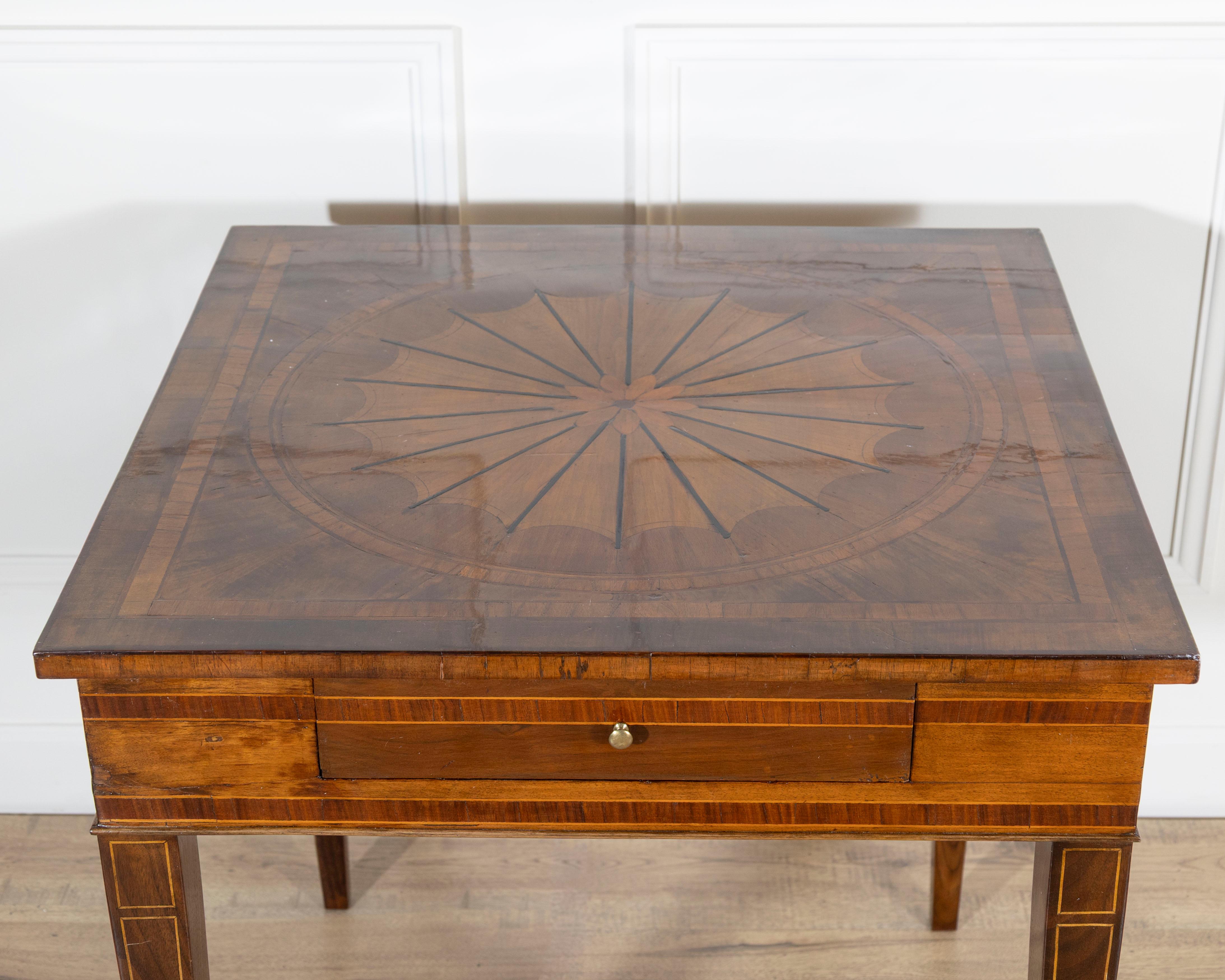 Mesa de nogal y marquetería con cajón estilo Luis XVI, Italia, Mediados del S. XIX Marquetería en venta