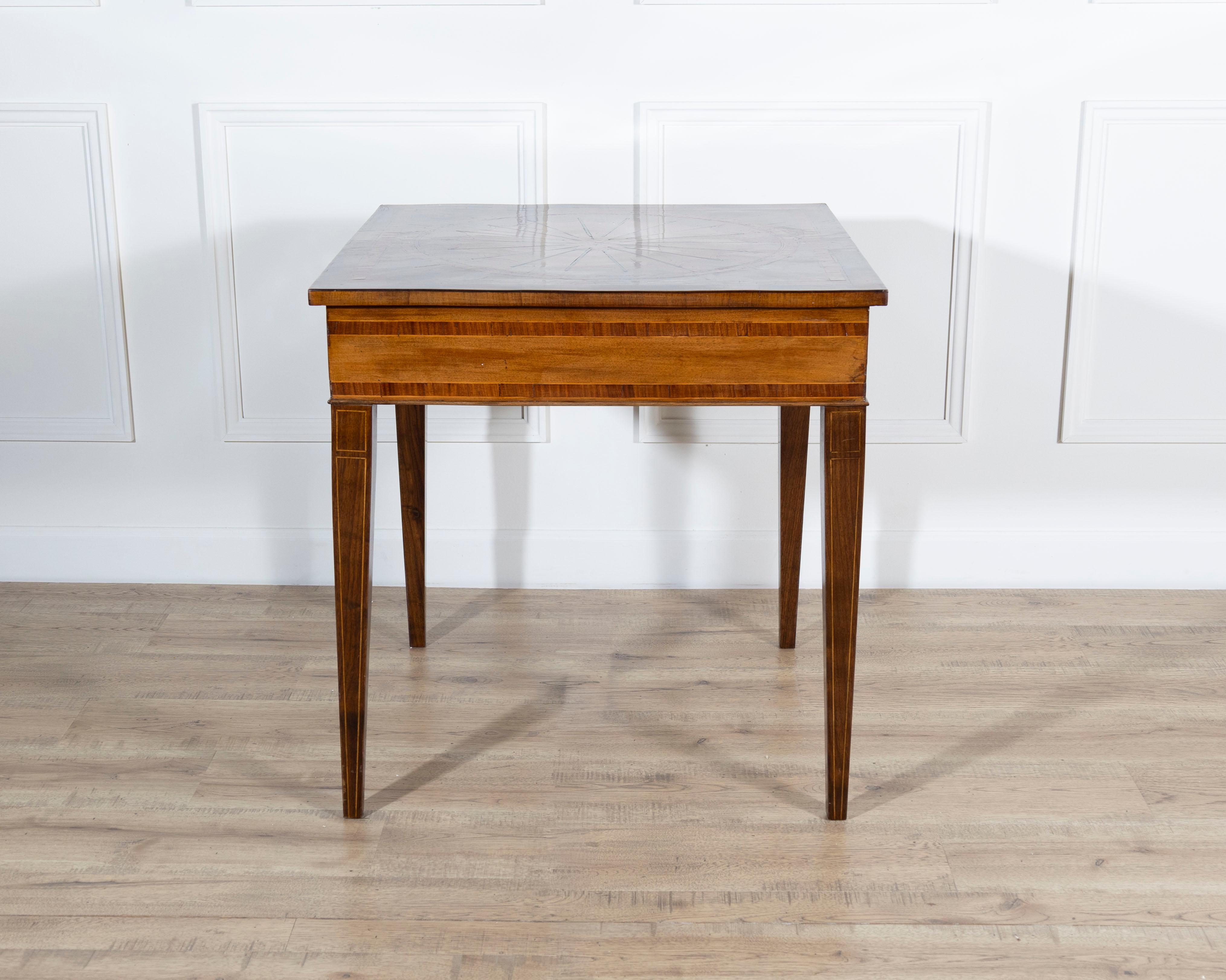 Mesa de nogal y marquetería con cajón estilo Luis XVI, Italia, Mediados del S. XIX Nogal en venta