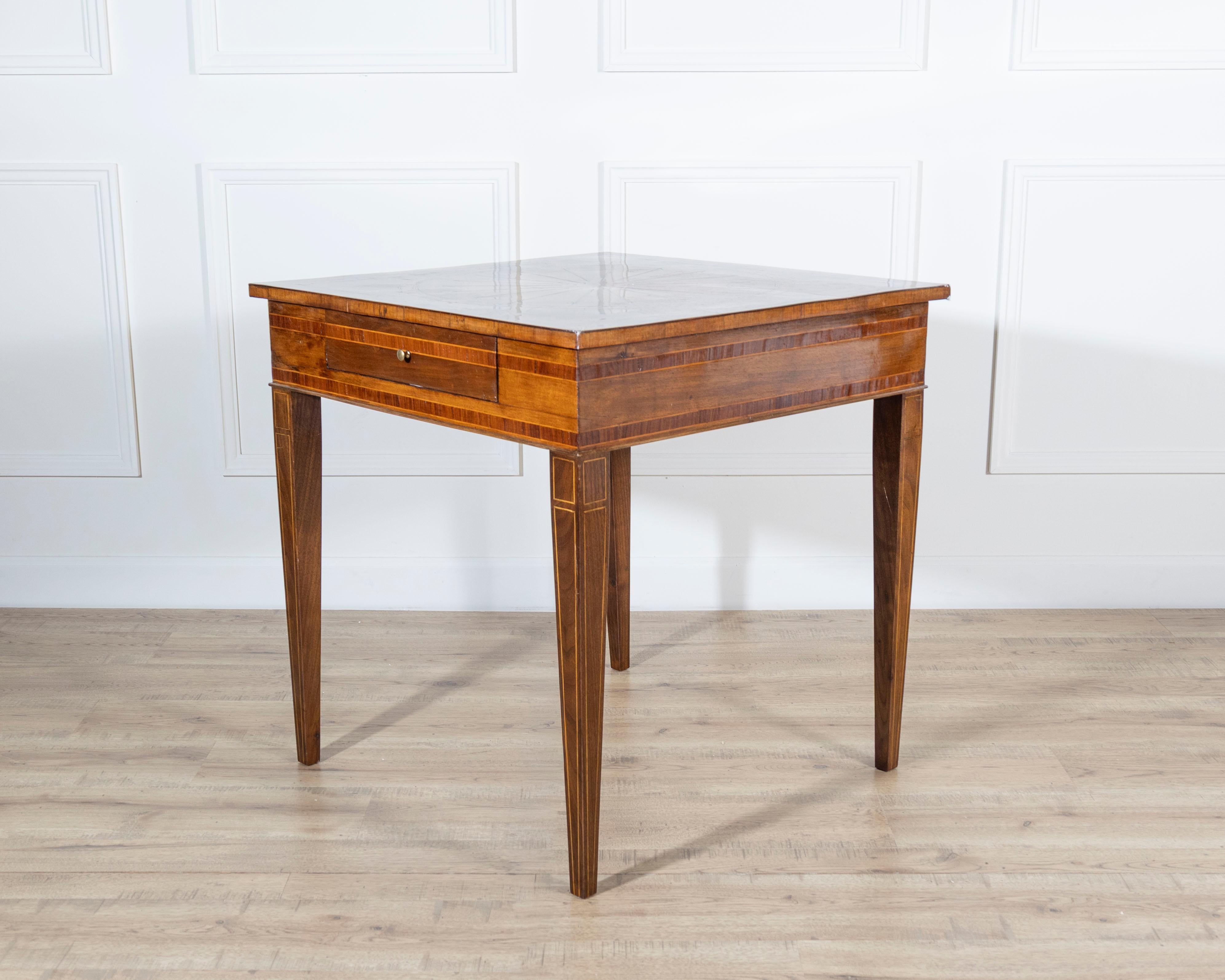 Mesa de nogal y marquetería con cajón estilo Luis XVI, Italia, Mediados del S. XIX en venta 1