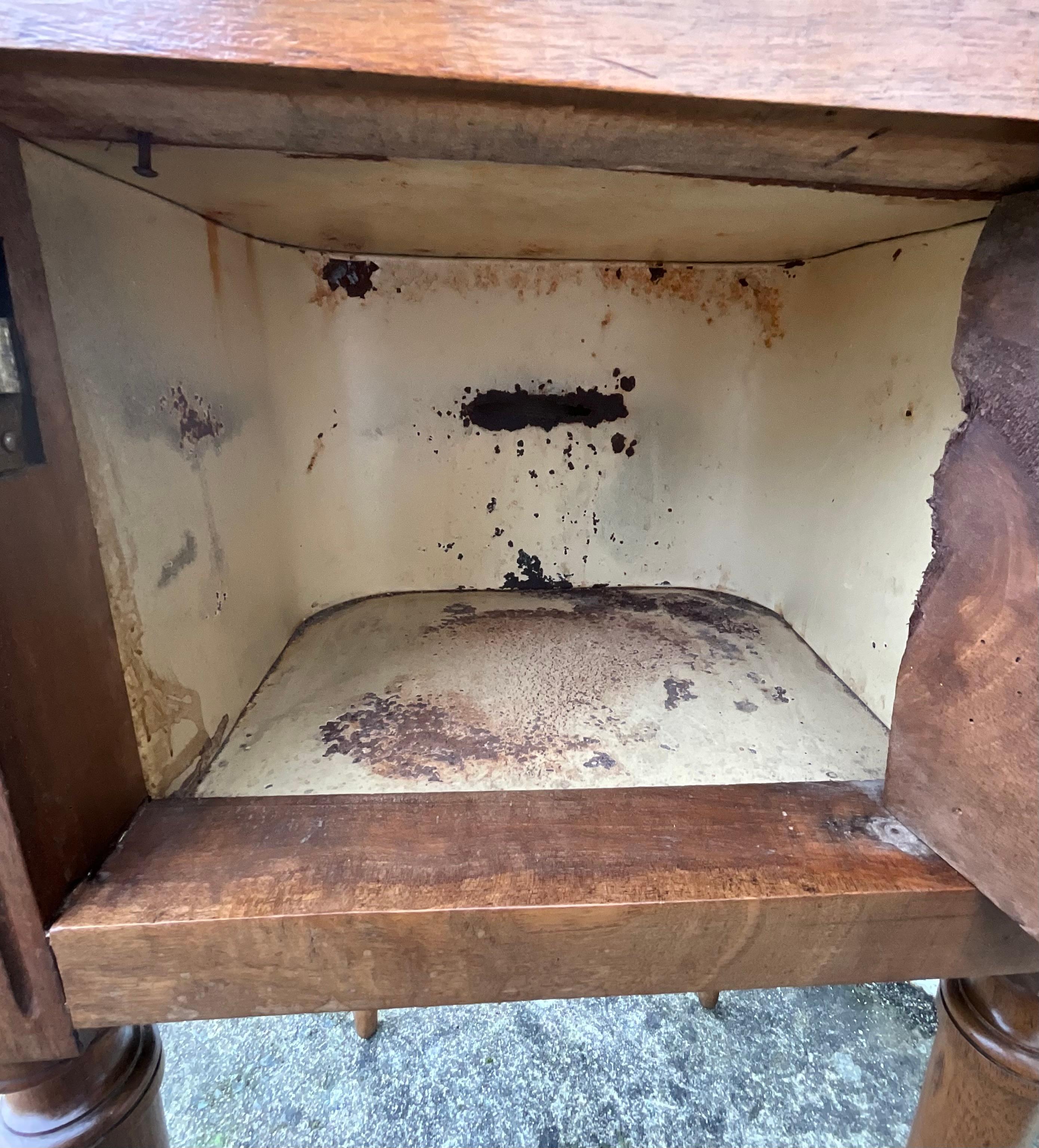 Comodino in noce in stile Luigi XVI - Inizio XX secolo in vendita 8