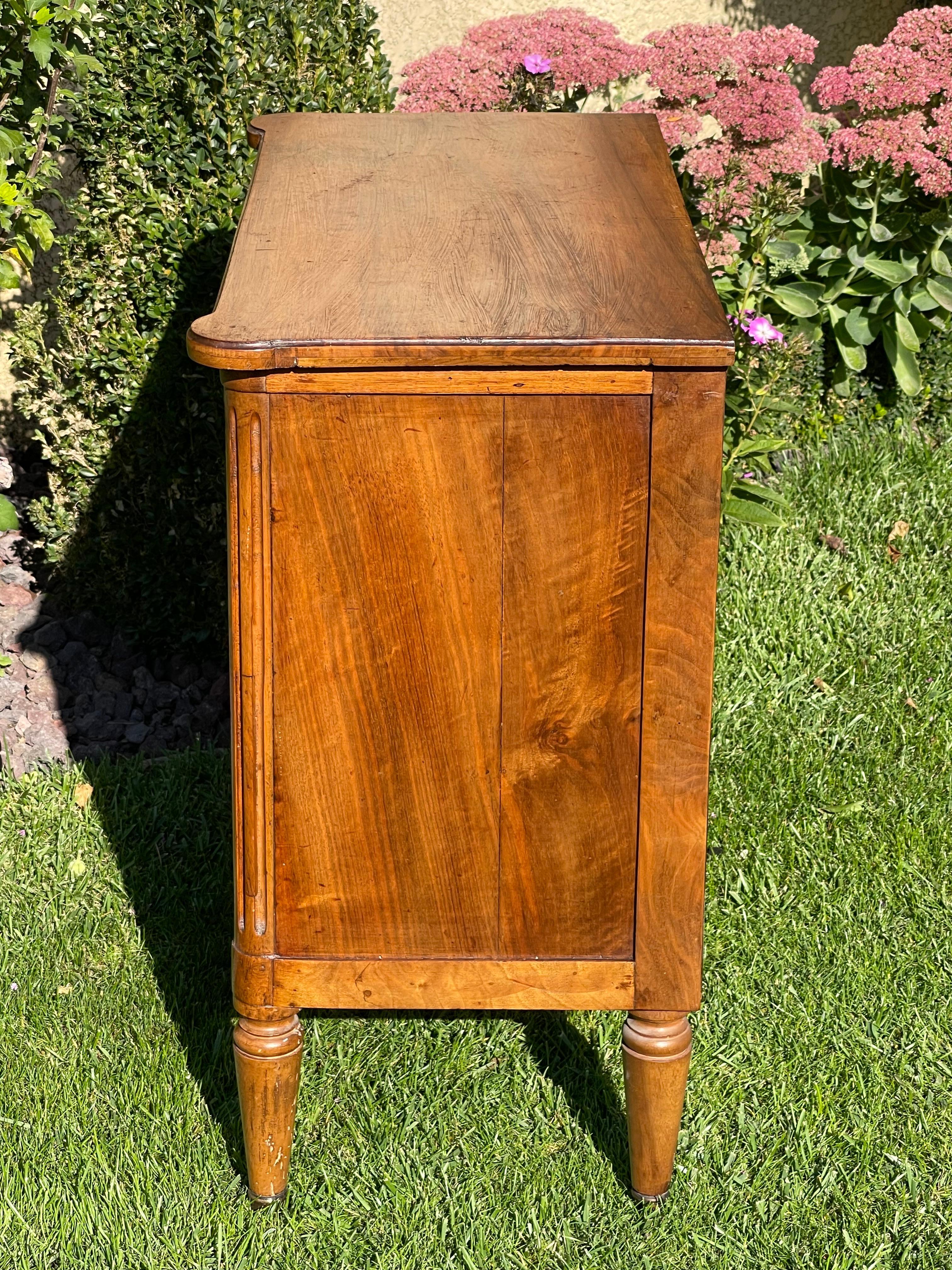Cassettiera in noce in stile Luigi XVI in vendita 5