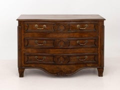 Commode en noyer de style Louis XVI