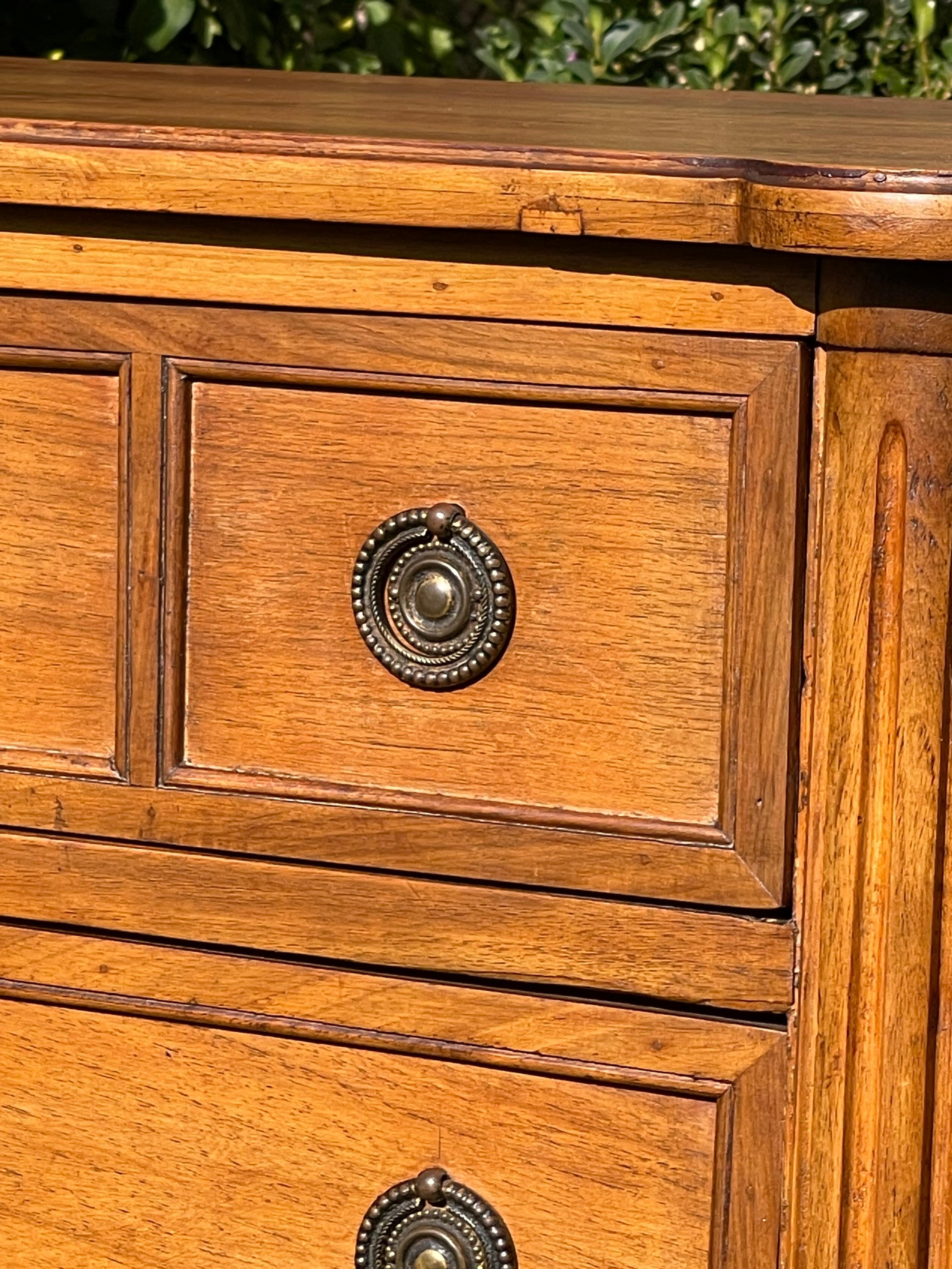 Cassettiera in noce in stile Luigi XVI In condizioni buone in vendita a Beaune, FR