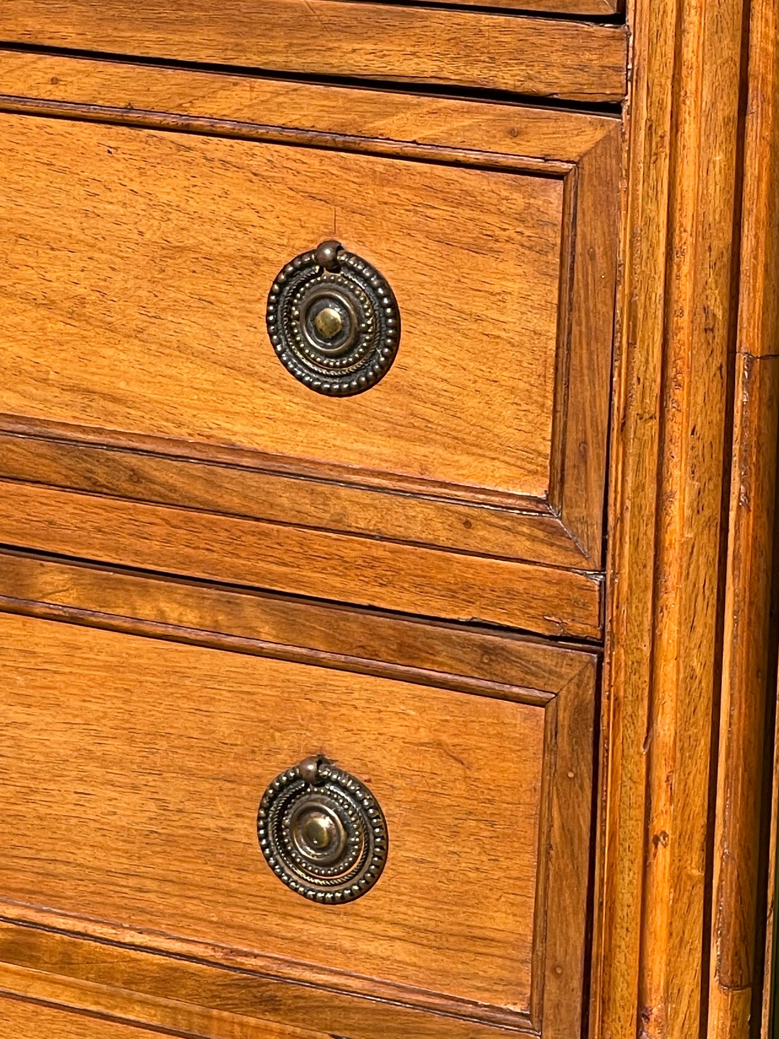XIX secolo Cassettiera in noce in stile Luigi XVI in vendita
