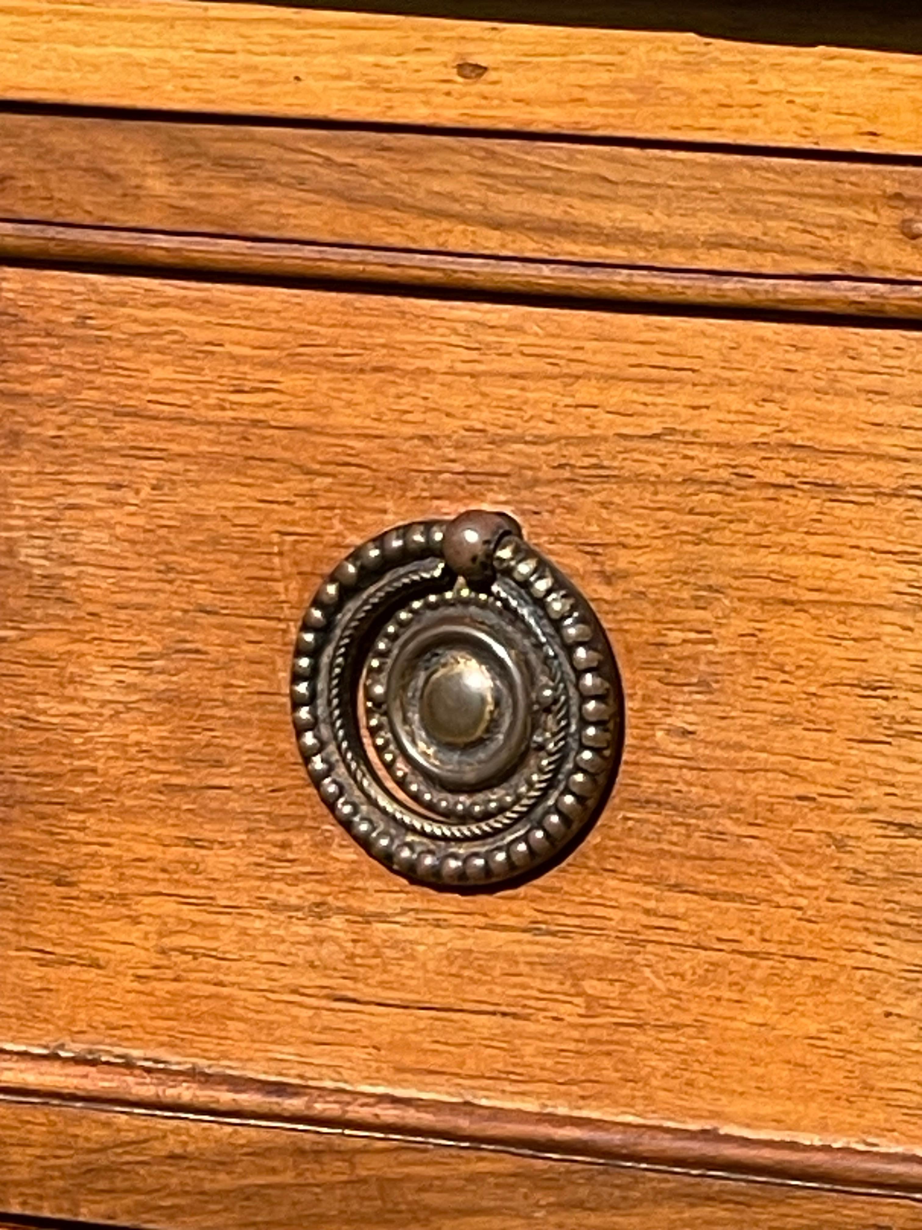Noce Cassettiera in noce in stile Luigi XVI in vendita