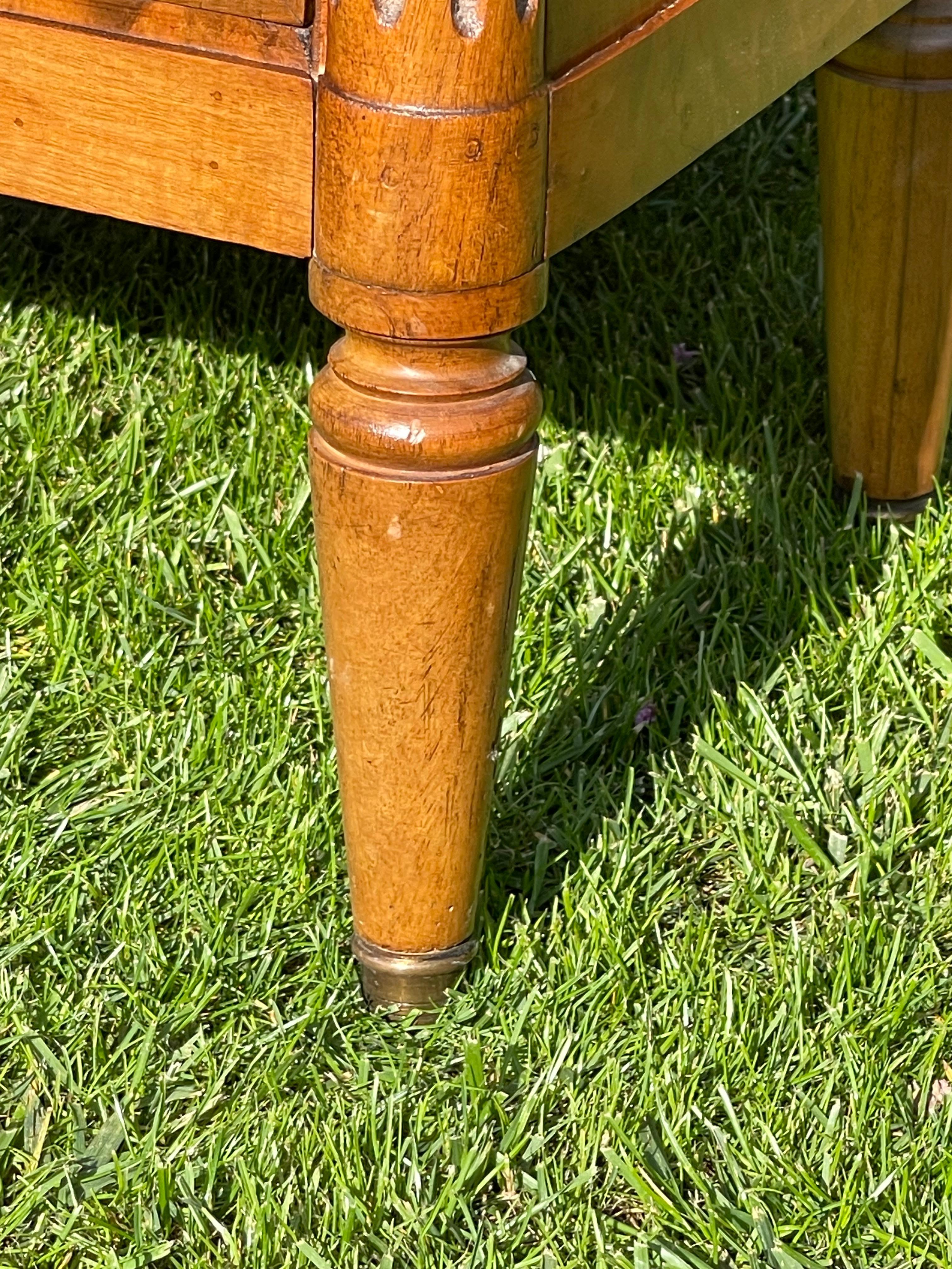 Cassettiera in noce in stile Luigi XVI in vendita 1