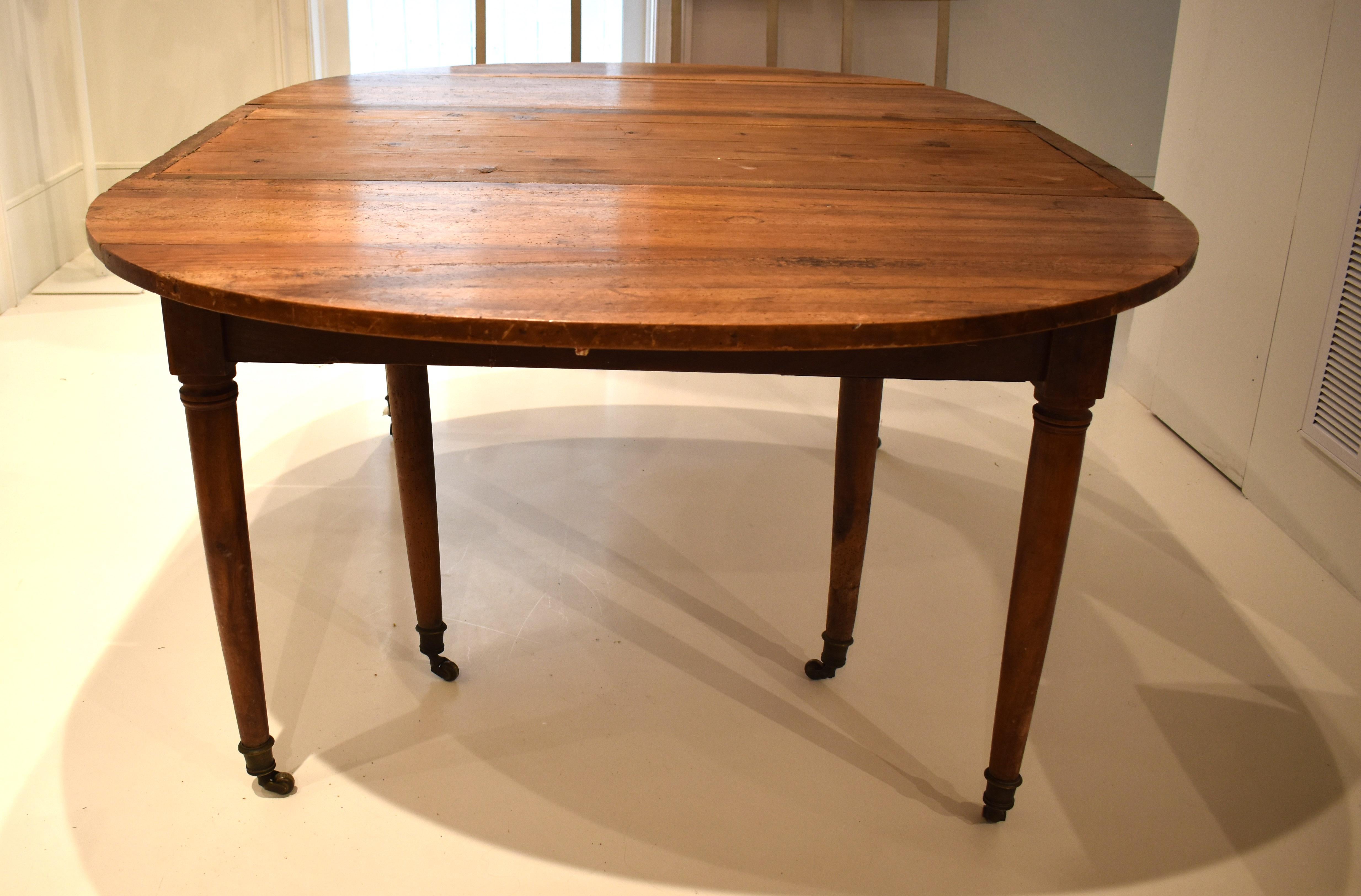 Louis XVI Style Walnut Dining Table, 19th Century In Good Condition In New Orleans, LA