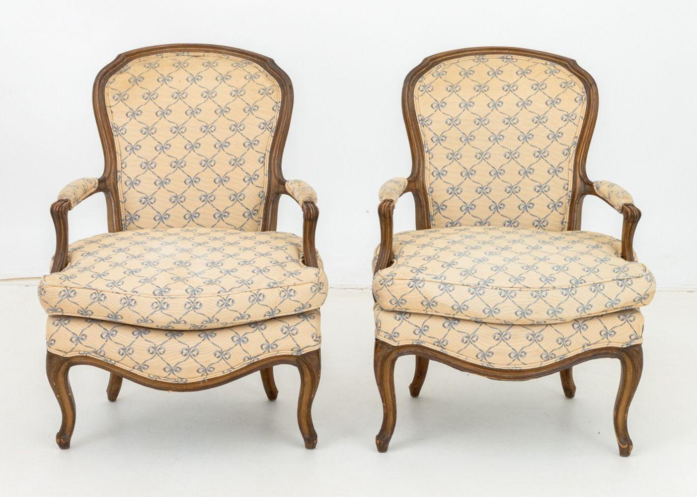 Pareja de Fauteuils de nogal estilo Luis XVI, circa 1920, con lazo azul y tapicería de algodón beige sobre cuatro patas cabriolé. Alto 35