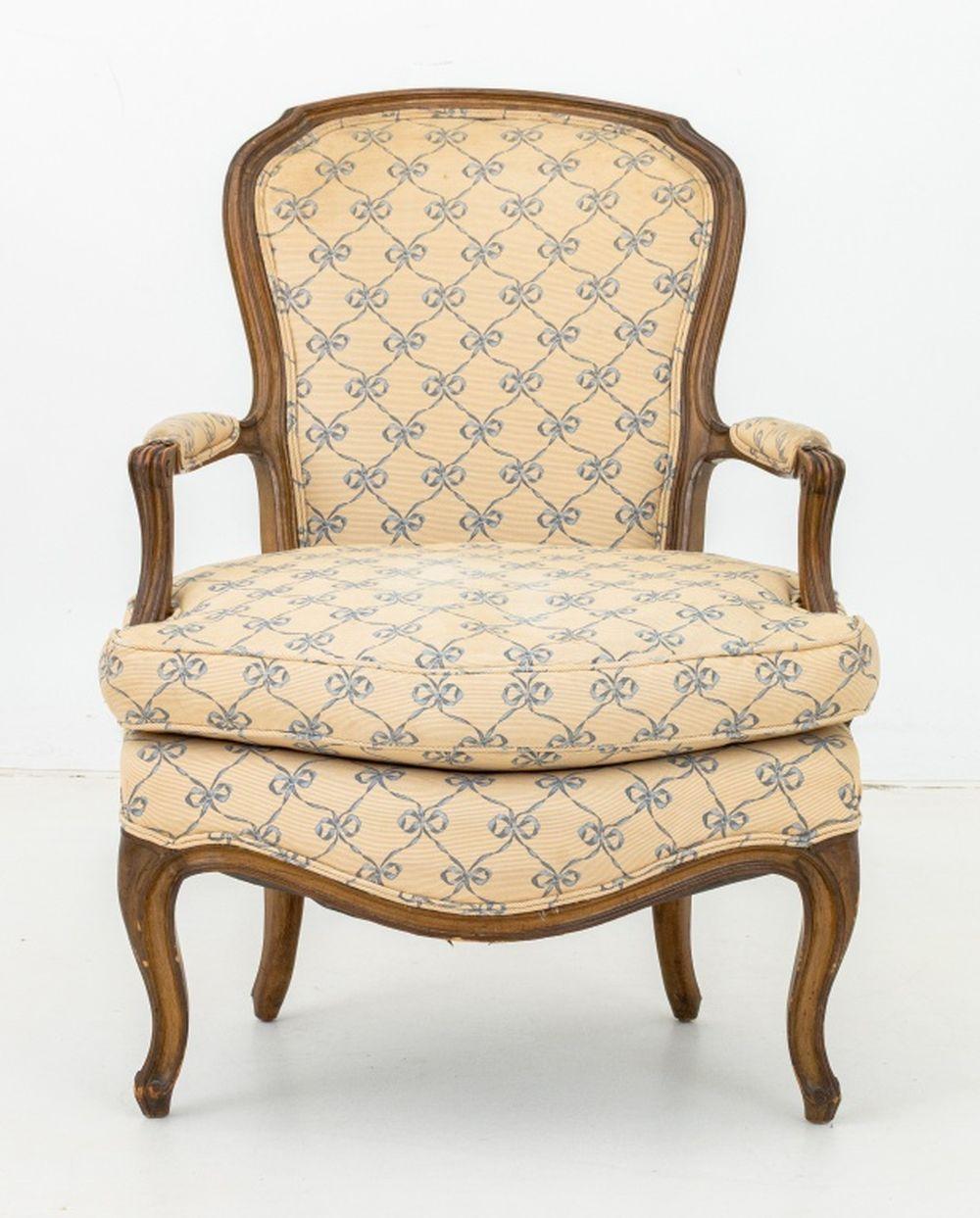 Fauteuils de Nogal Estilo Luis XVI, Pareja en Bueno estado para la venta en Astoria, NY