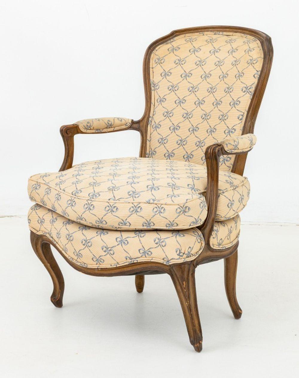Fauteuils de Nogal Estilo Luis XVI, Pareja principios del siglo XX en venta