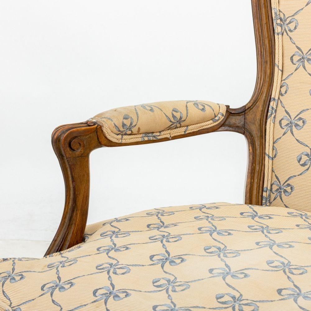 Fauteuils de Nogal Estilo Luis XVI, Pareja Algodón en venta
