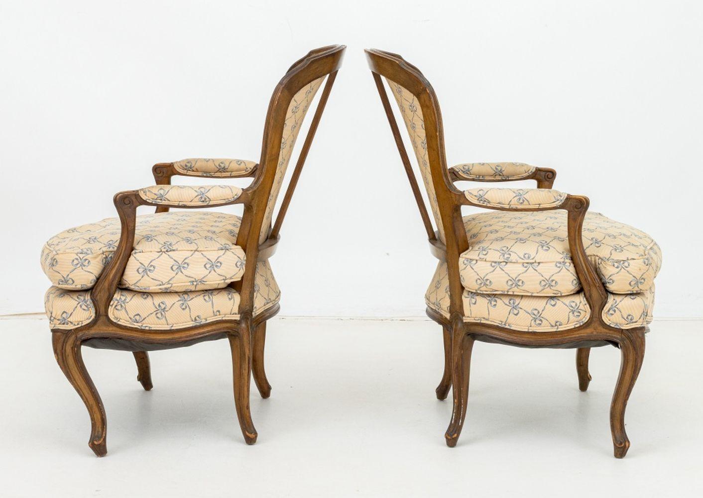 Fauteuils de Nogal Estilo Luis XVI, Pareja en venta 1
