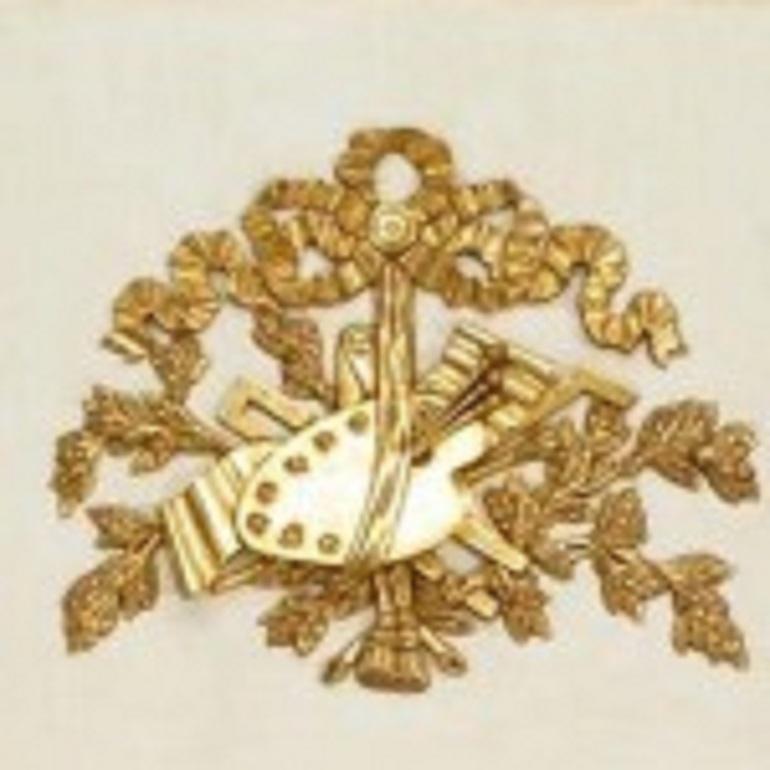 Miroir trumeau de style Louis XVI (XXIe siècle) peint en blanc et or, avec motif et garniture de trophée de palette de peintre sculptés en or. (Similaire à : VTP1090)
