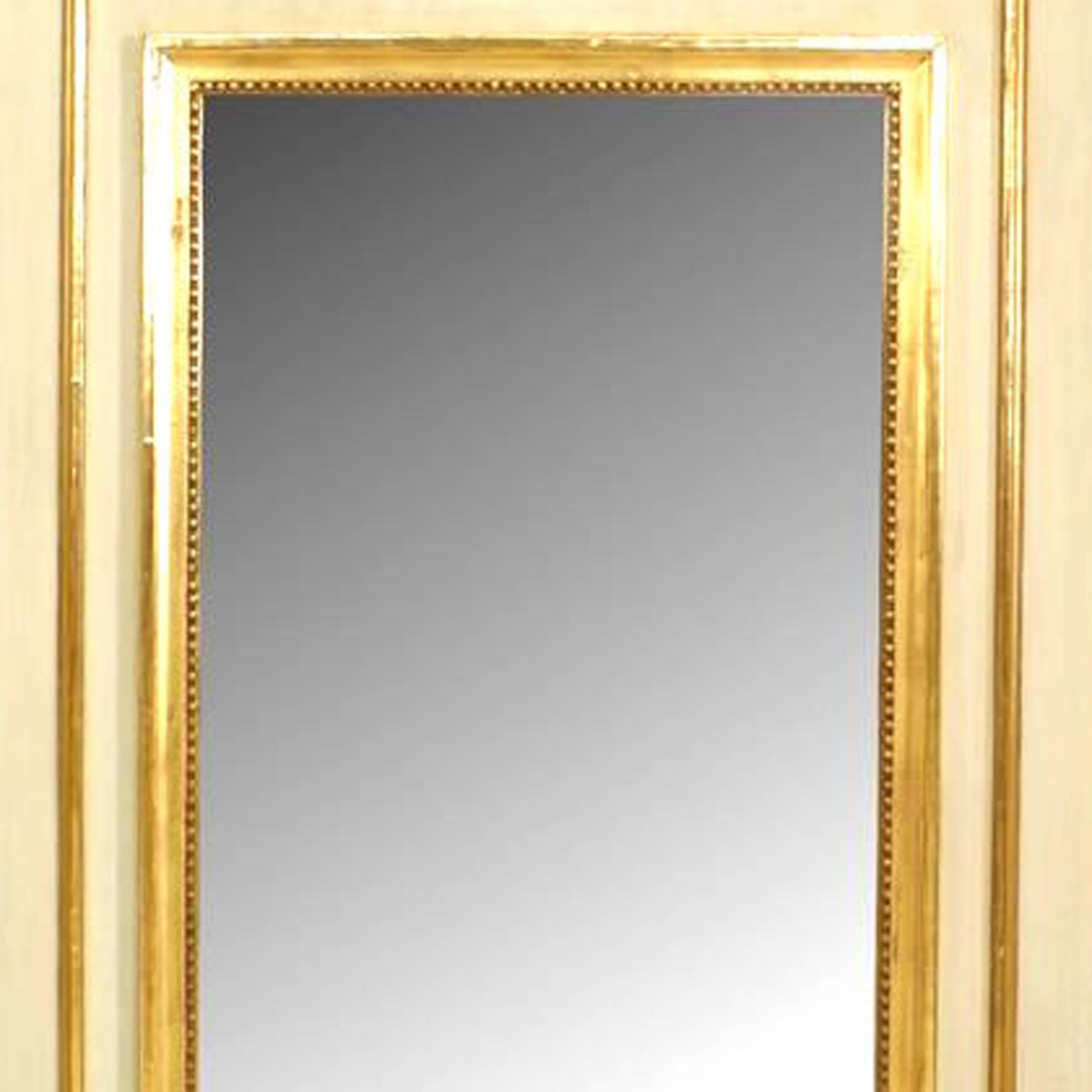 Miroir mural de style Louis XVI (21e siècle), peint en blanc et or, à décor de trophée de musique sculpté et doré. (Similaire à : VTP1091)
