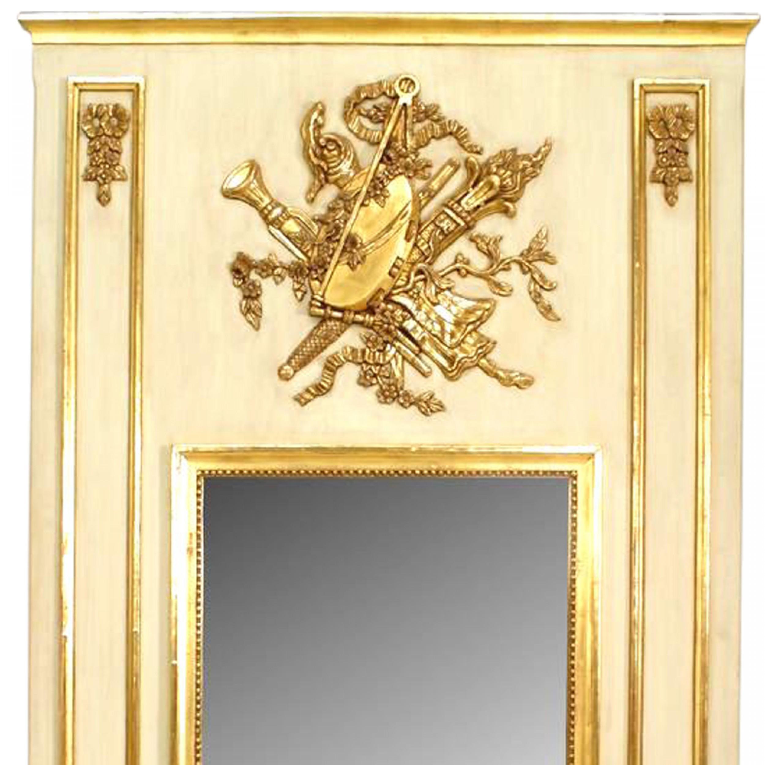 Français Trumeau / Miroir mural de style Louis XVI à motif musical peint en blanc et or en vente