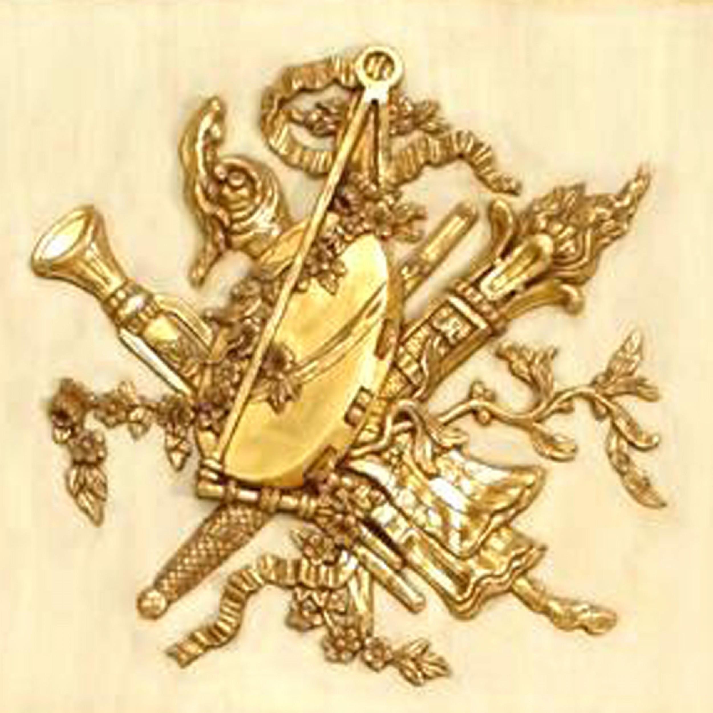 Sculpté à la main Trumeau / Miroir mural de style Louis XVI à motif musical peint en blanc et or en vente