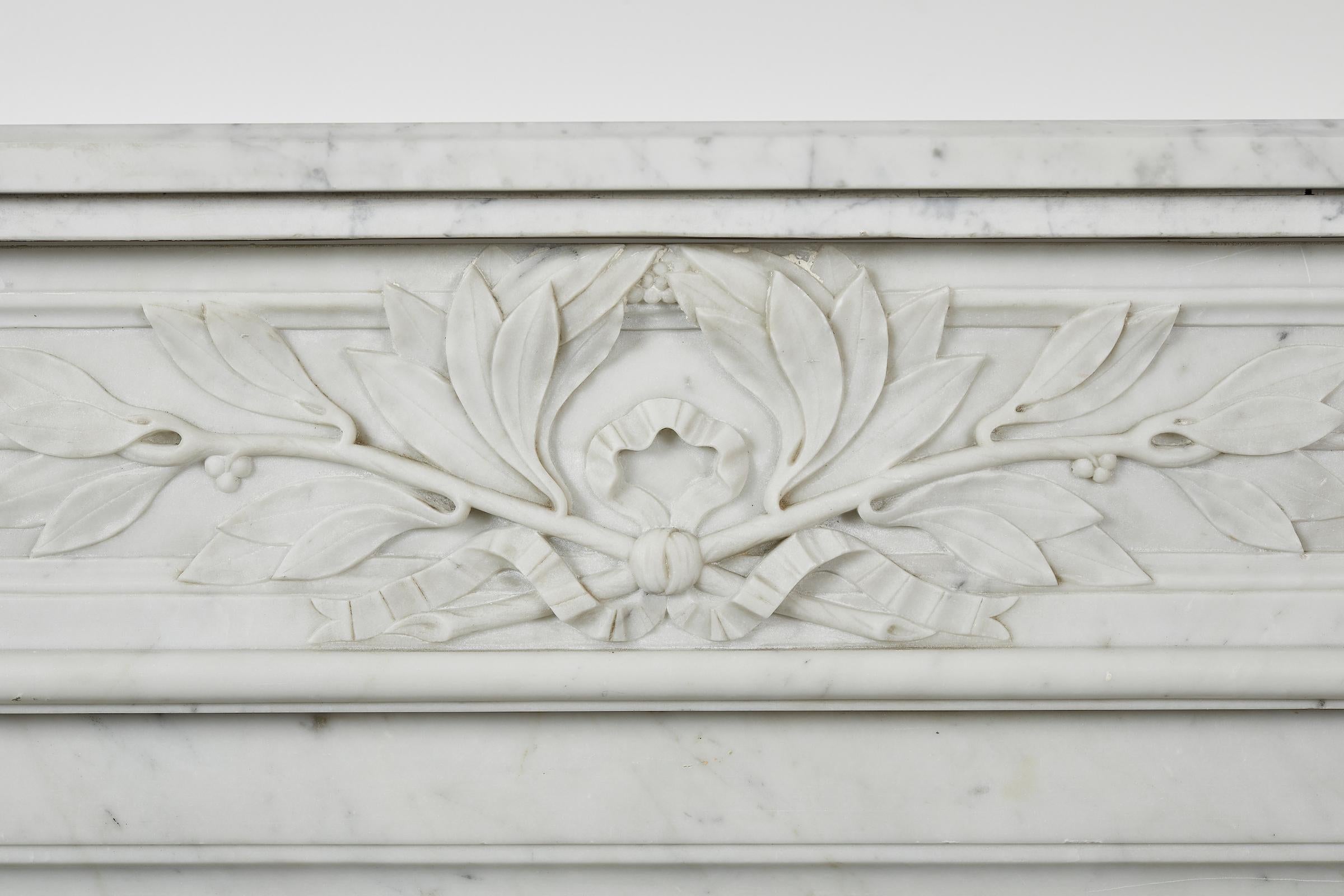 Français Cheminée de style Louis XVI en marbre blanc de Carrare en vente