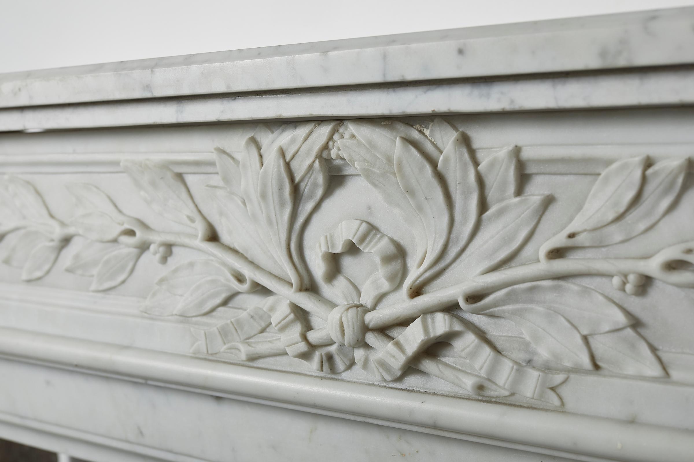 Louis XVI Style White Carrara Marble Mantel In Excellent Condition For Sale In Montreal, QC