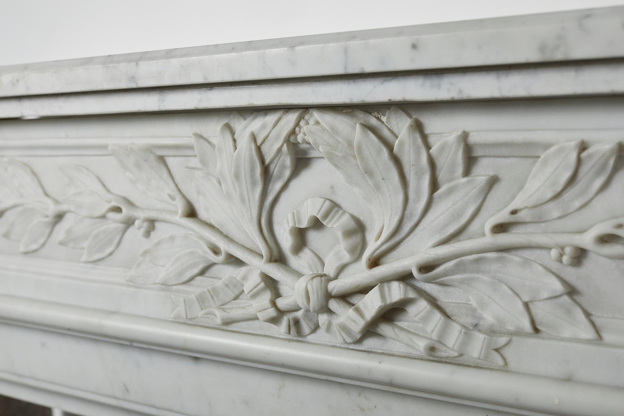 Cheminée de style Louis XVI en marbre blanc de Carrare Excellent état - En vente à Montreal, QC