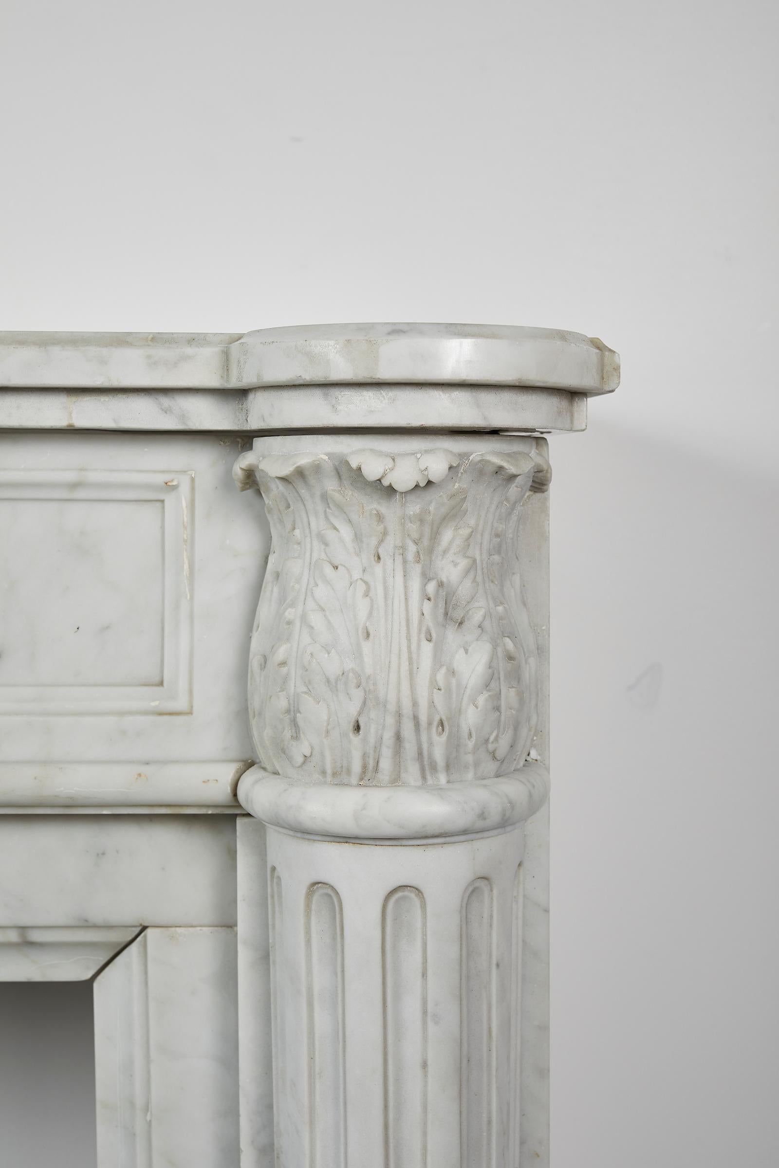 Milieu du XIXe siècle Cheminée de style Louis XVI en marbre blanc de Carrare en vente