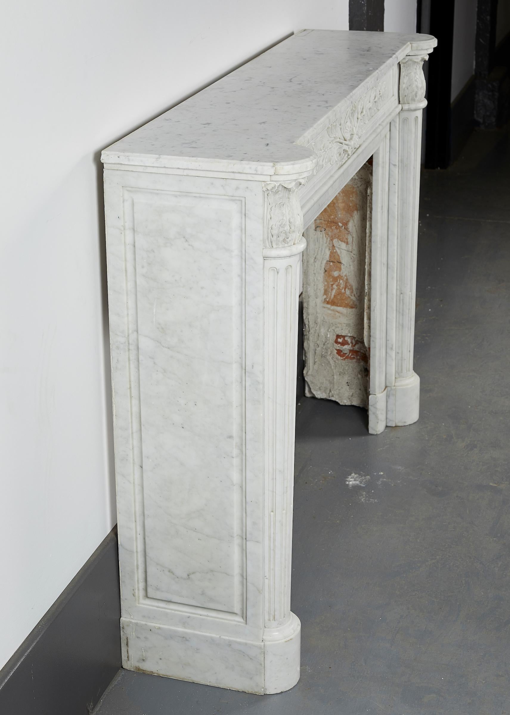 Kaminsims aus weißem Carrara-Marmor im Louis-XVI-Stil (Mittleres 19. Jahrhundert) im Angebot