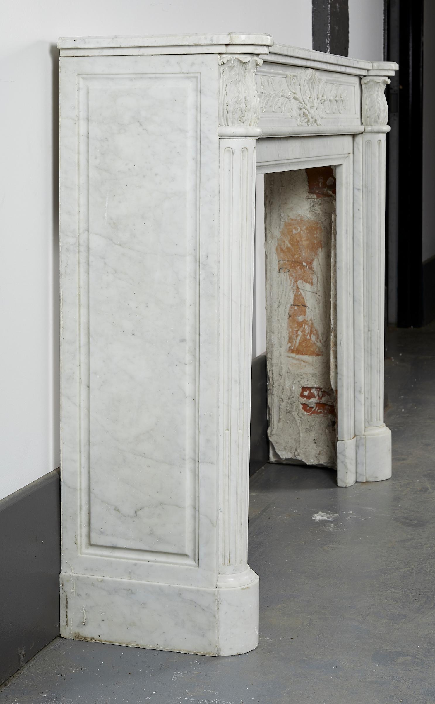 Kaminsims aus weißem Carrara-Marmor im Louis-XVI-Stil im Angebot 1