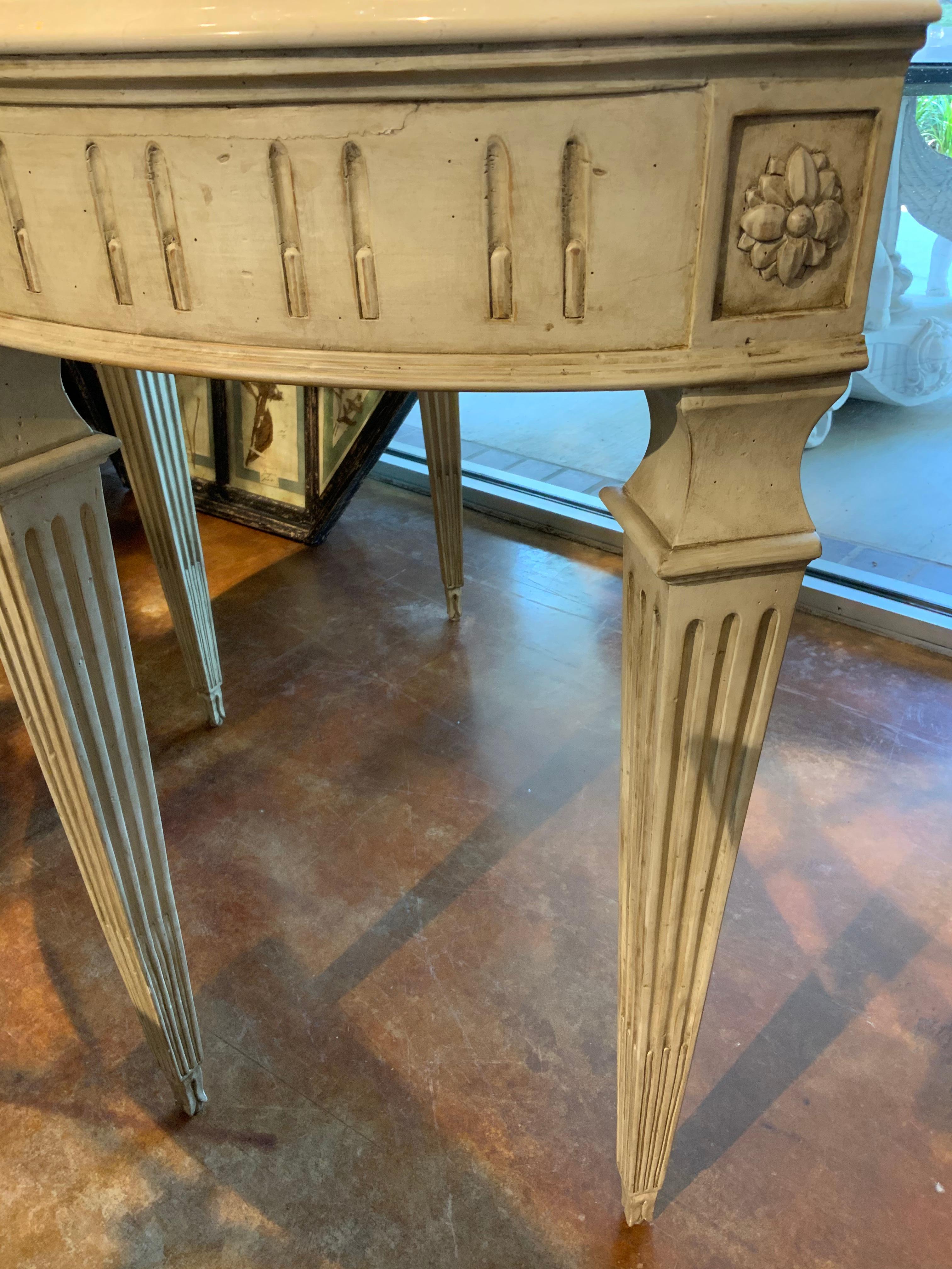 Francese Console a forma di Demi Lune bianca in stile Luigi XVI con piano in marmo bianco in vendita