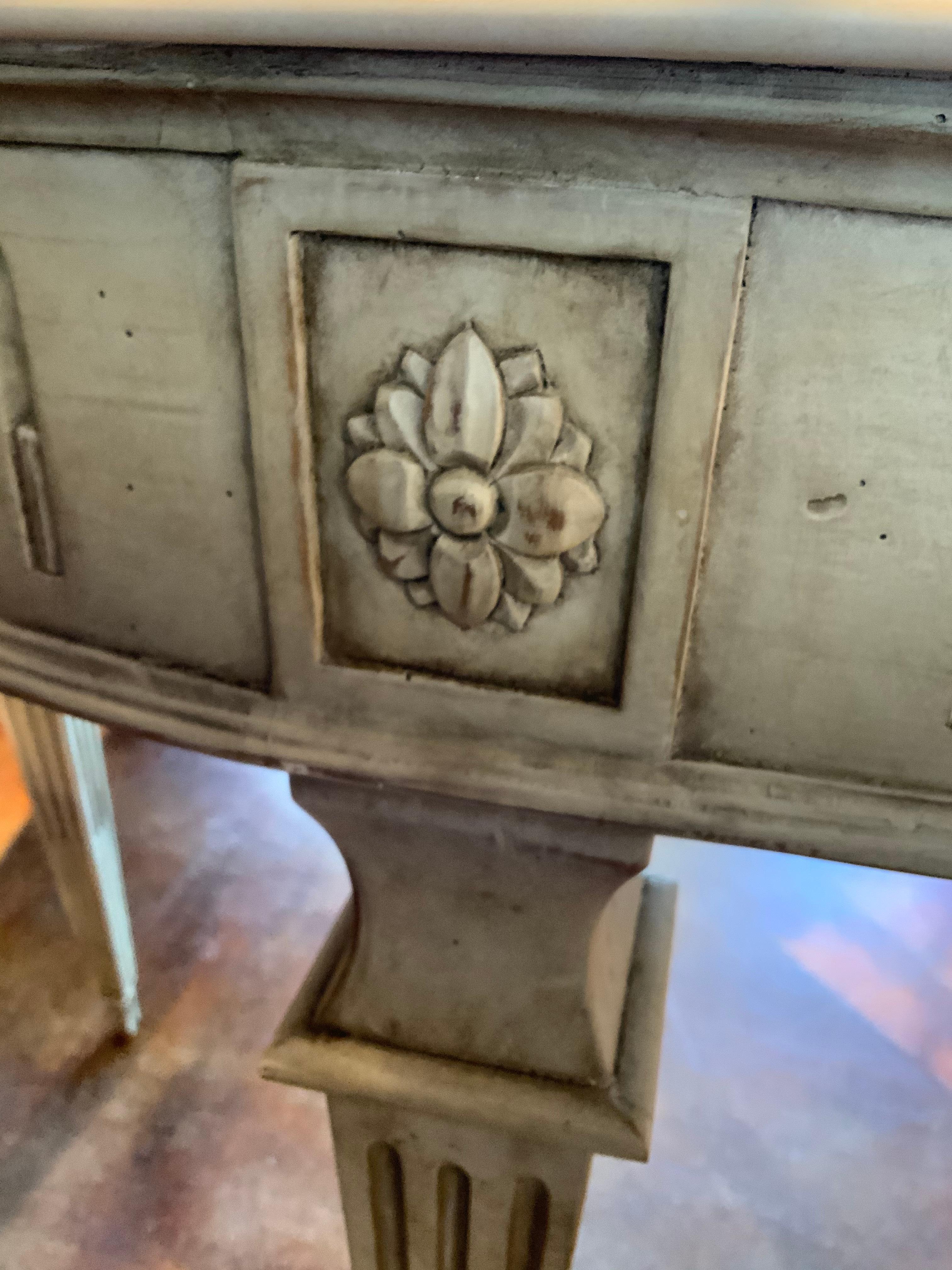 Console a forma di Demi Lune bianca in stile Luigi XVI con piano in marmo bianco In condizioni ottime in vendita a Houston, TX