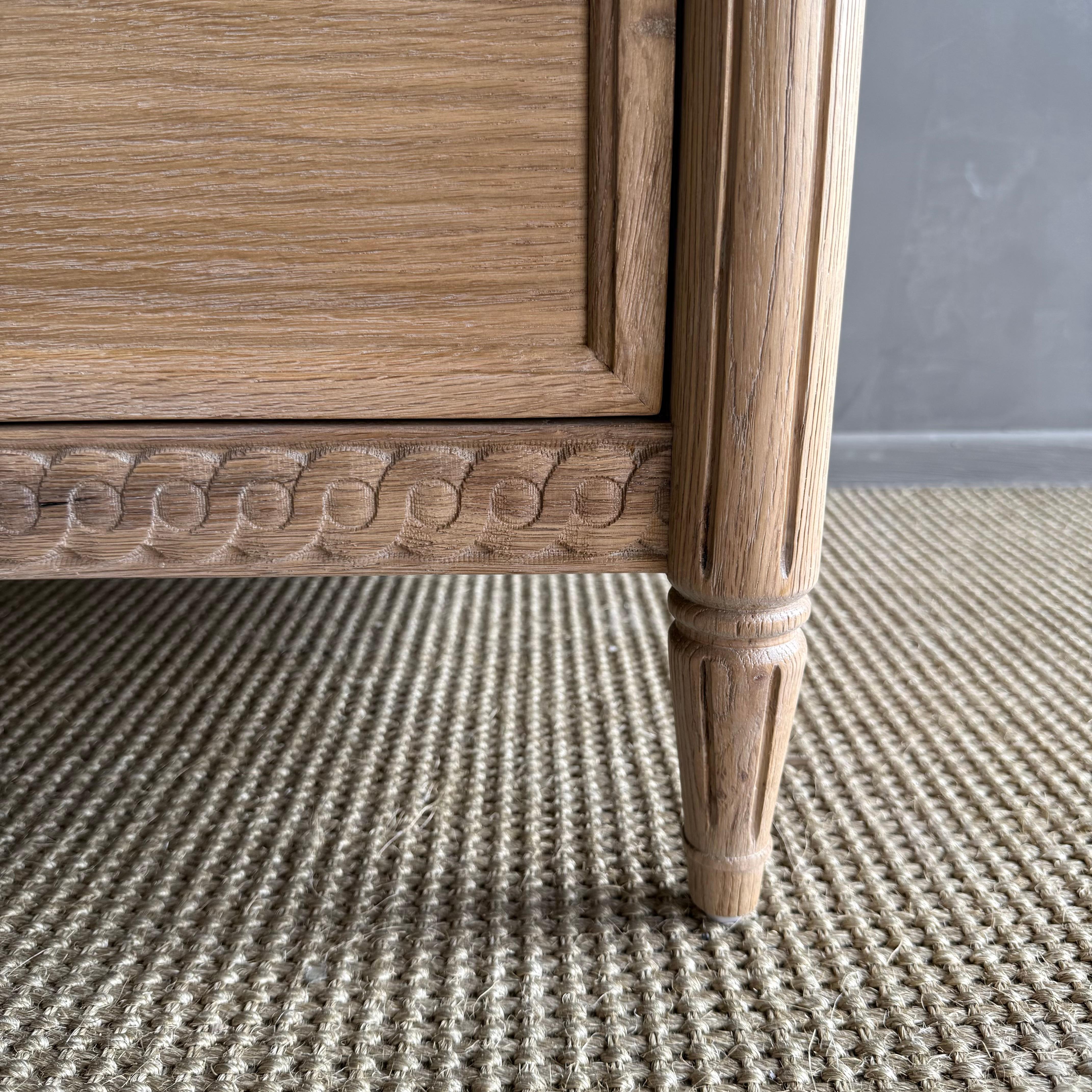 XXIe siècle et contemporain Louis XVI Style White Oak Nightstand 2 Drawers en vente