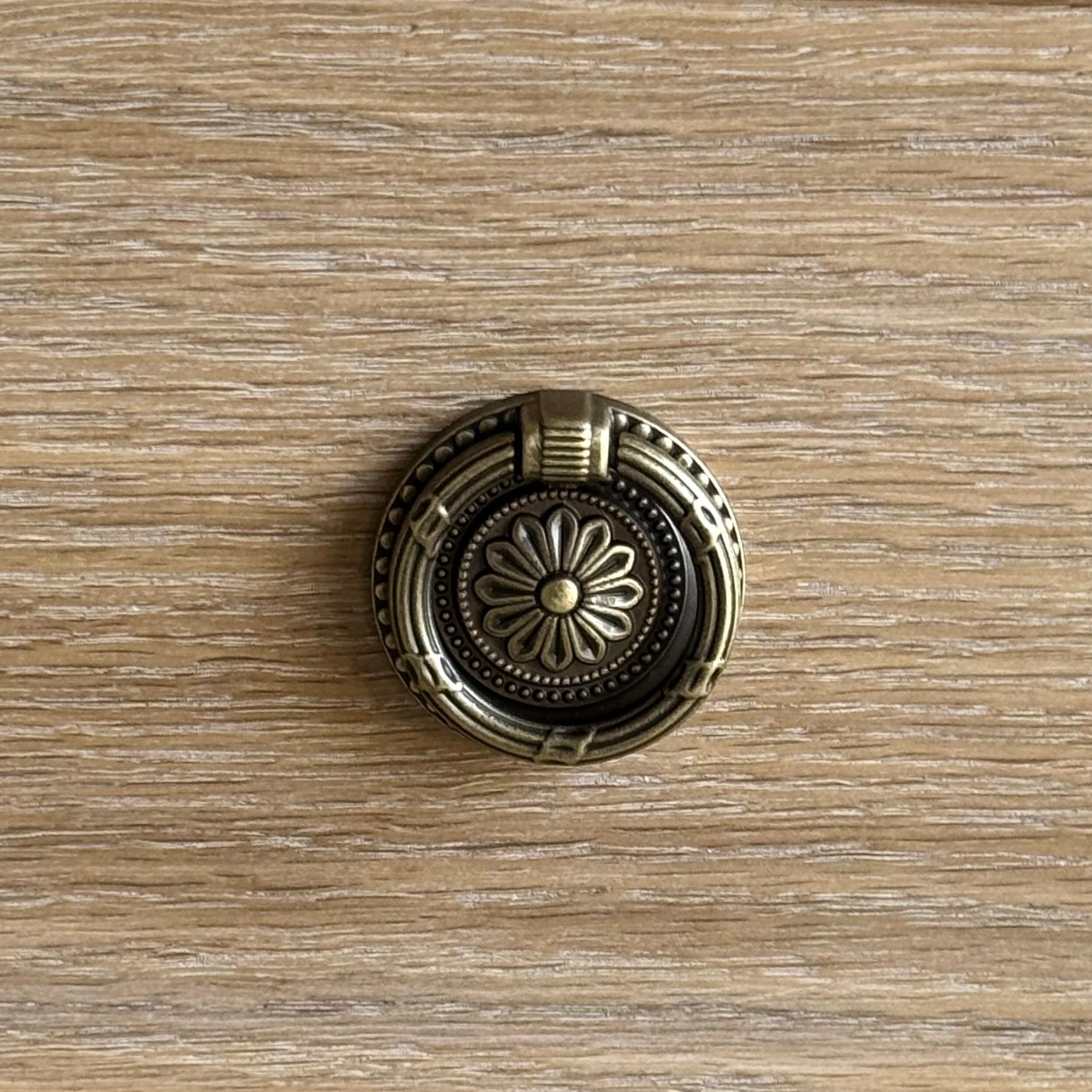 Chêne Louis XVI Style White Oak Nightstand 2 Drawers en vente