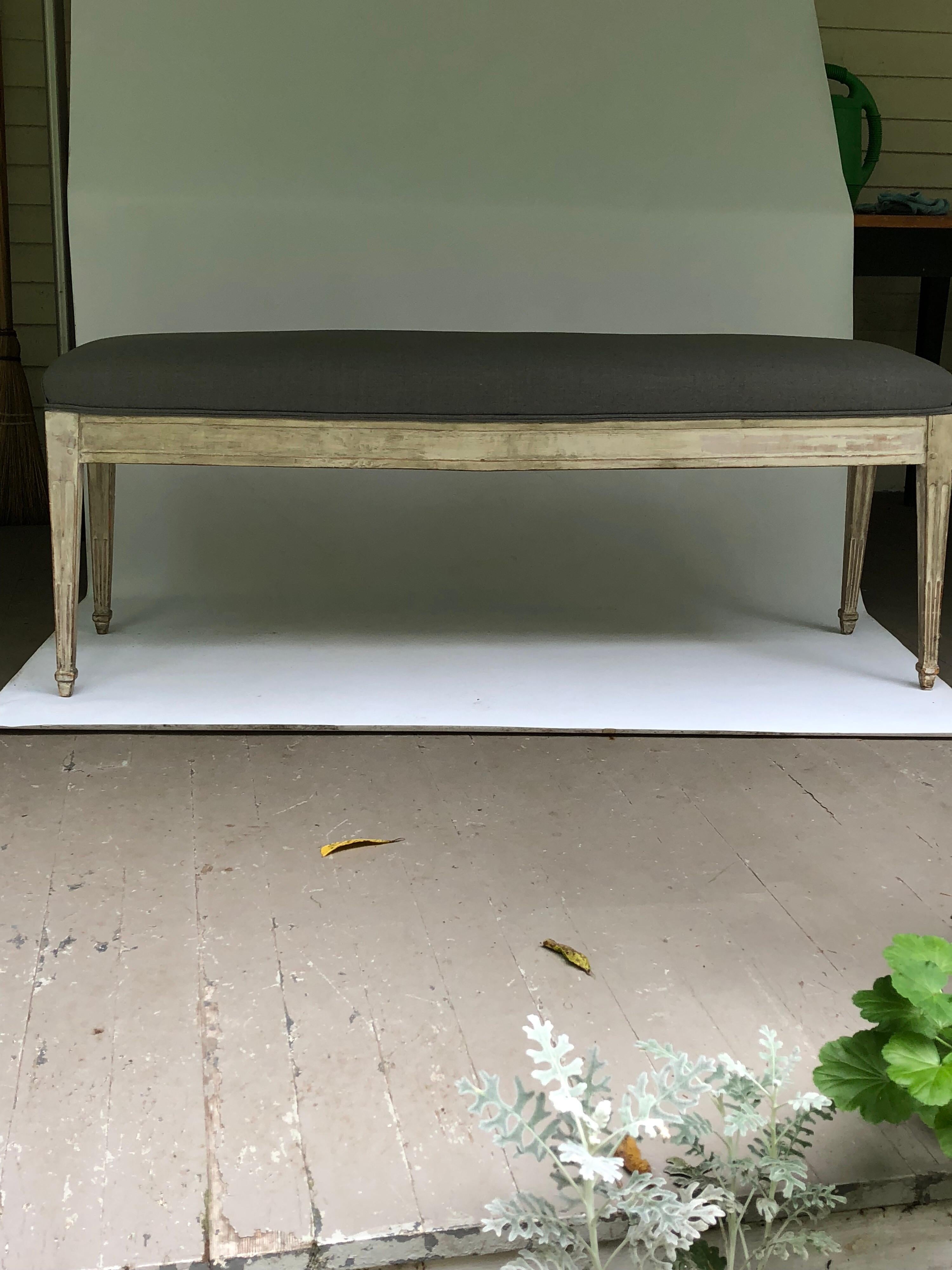 Louis XVI Style White Painted Bench In Good Condition In Hudson, NY