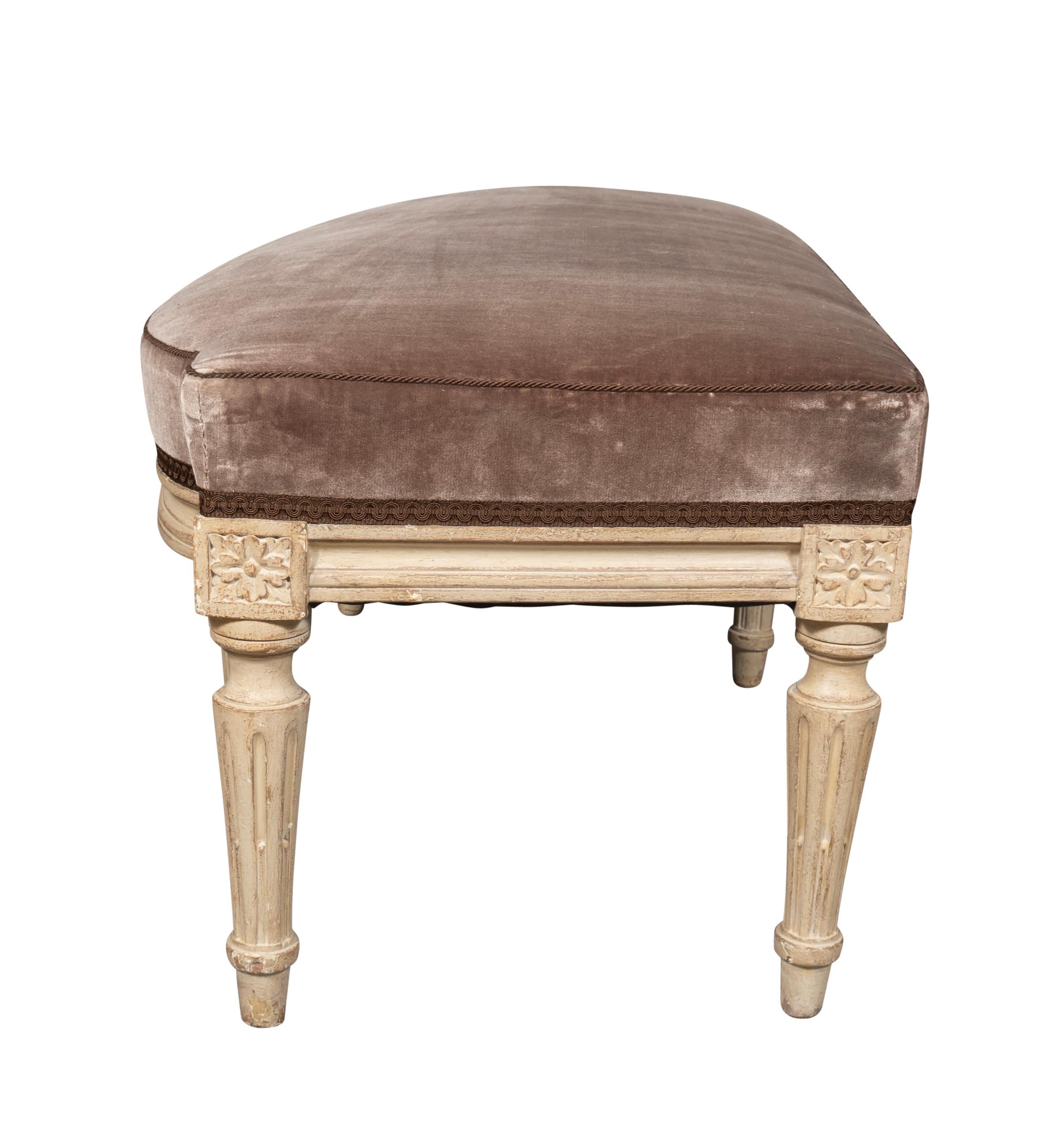 Banc de style Louis XVI peint en blanc Bon état - En vente à Essex, MA