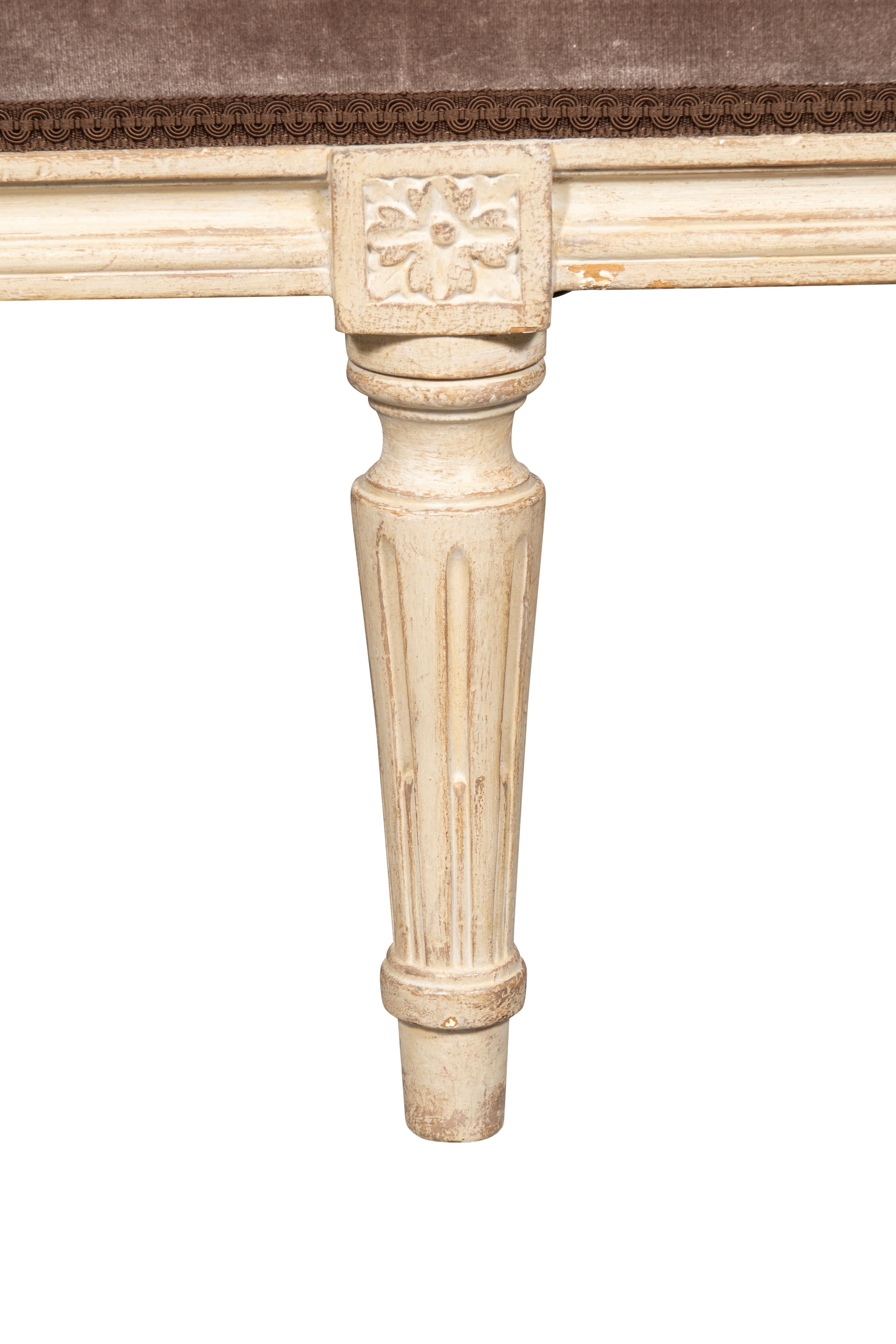 Banc de style Louis XVI peint en blanc en vente 1