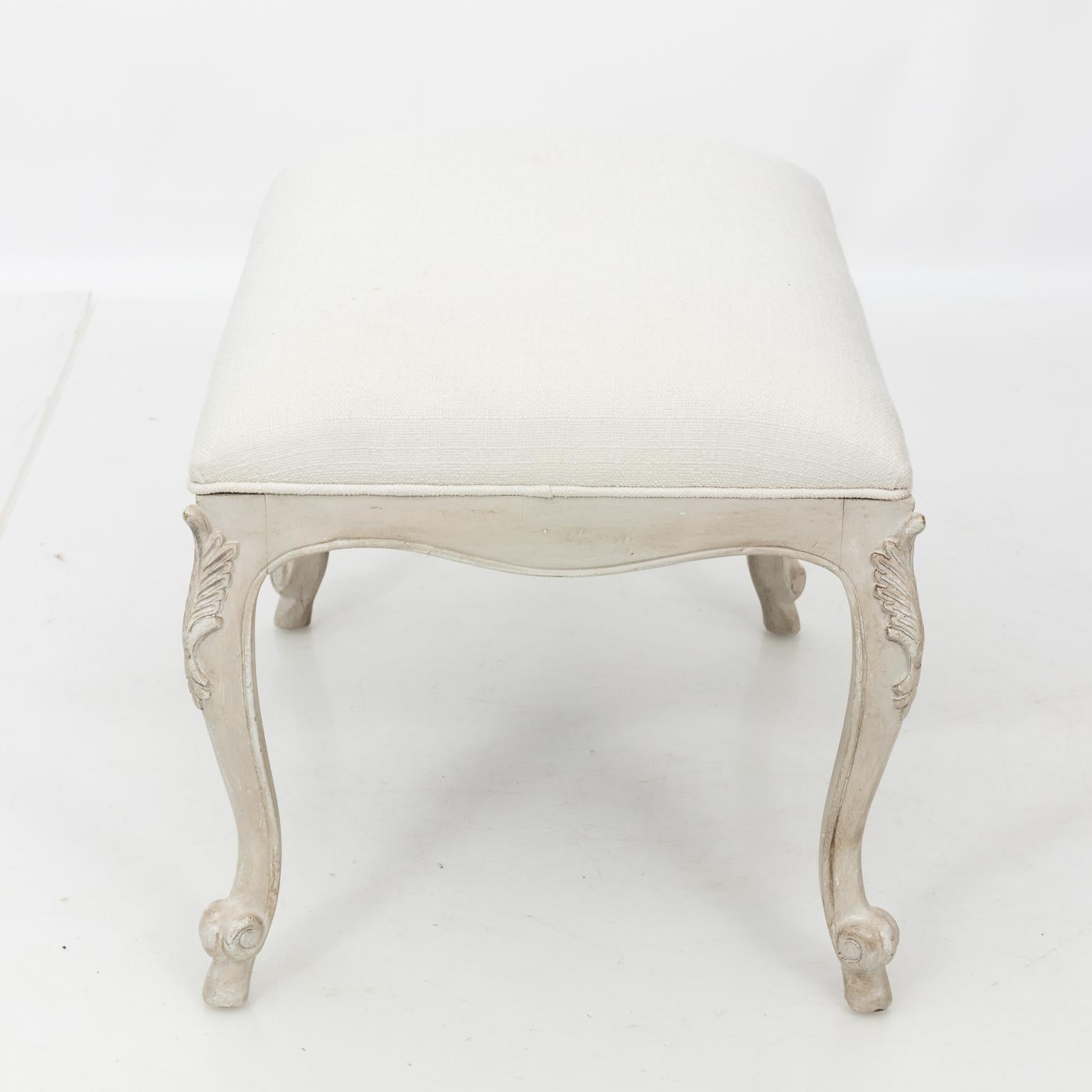 Louis XVI Style White Painted Upholstered Bench, circa 1950 In Good Condition In Stamford, CT