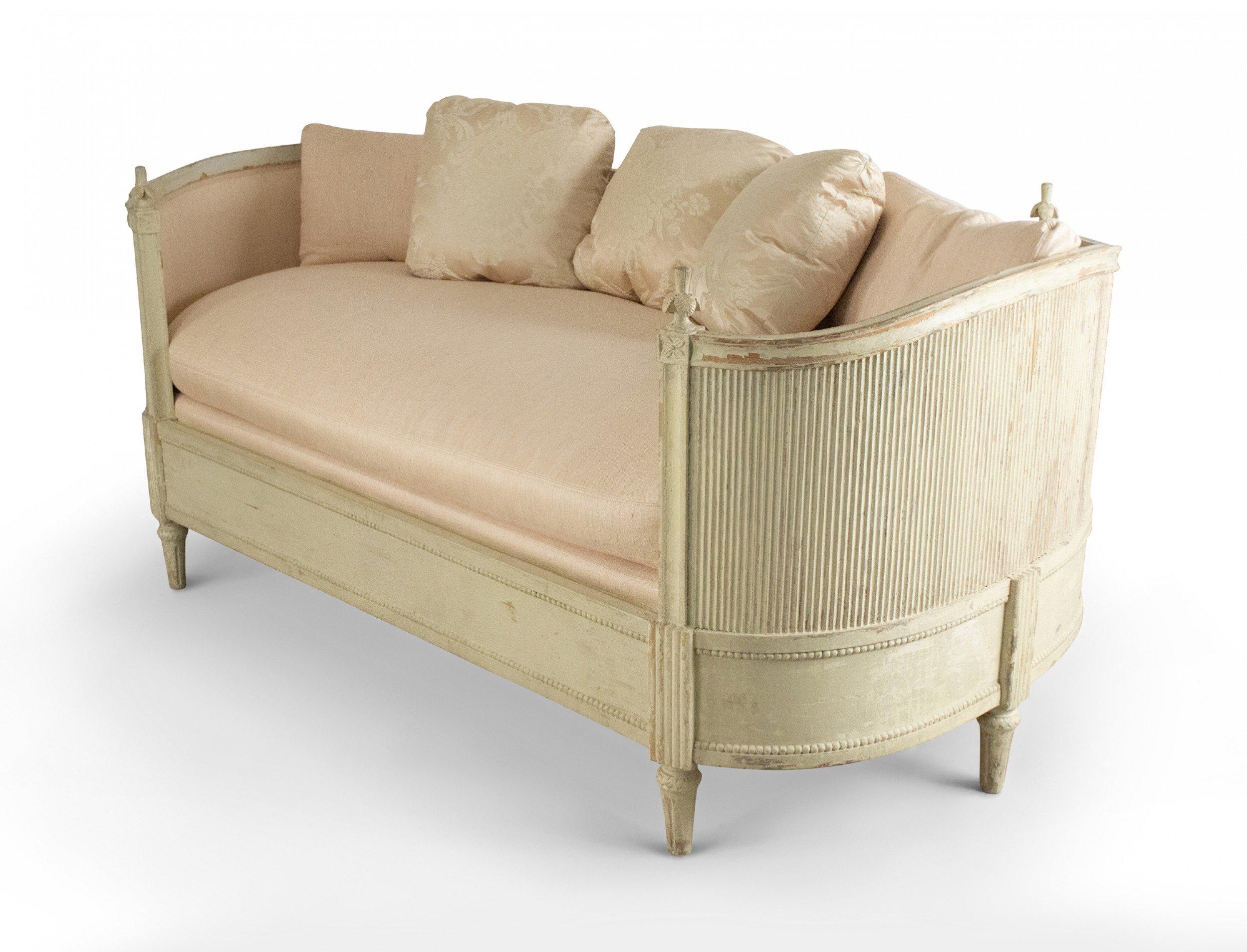 Louis XVI Style White Painted Wooden Daybed with Curved Back and Pink Upholstery For Sale 2