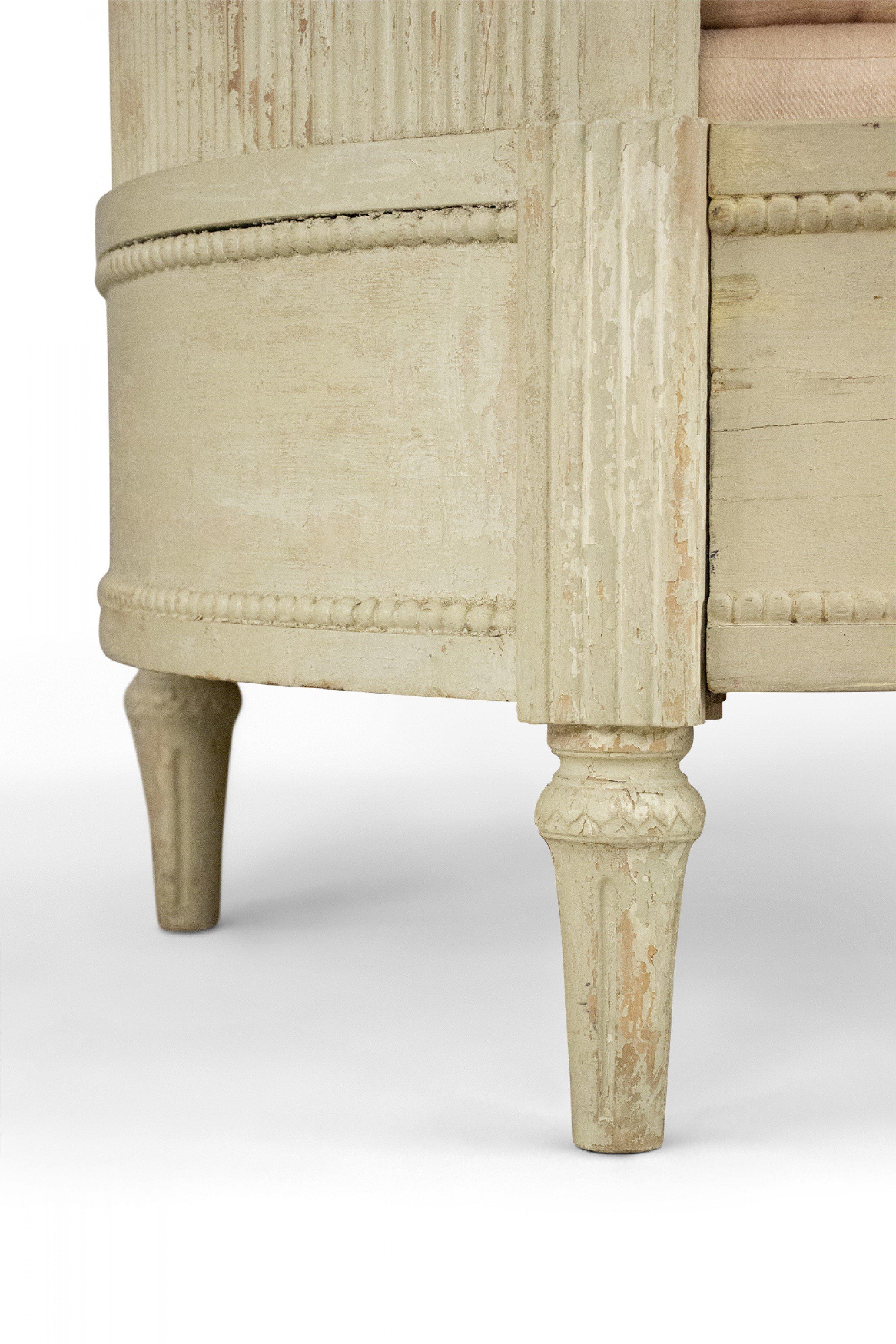 Weißes, lackiertes Holz-Tagesbett im Louis-XVI-Stil mit geschwungener Rückenlehne und rosa Polsterung im Angebot 1