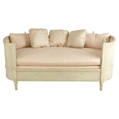 Weißes, lackiertes Holz-Tagesbett im Louis-XVI-Stil mit geschwungener Rückenlehne und rosa Polsterung