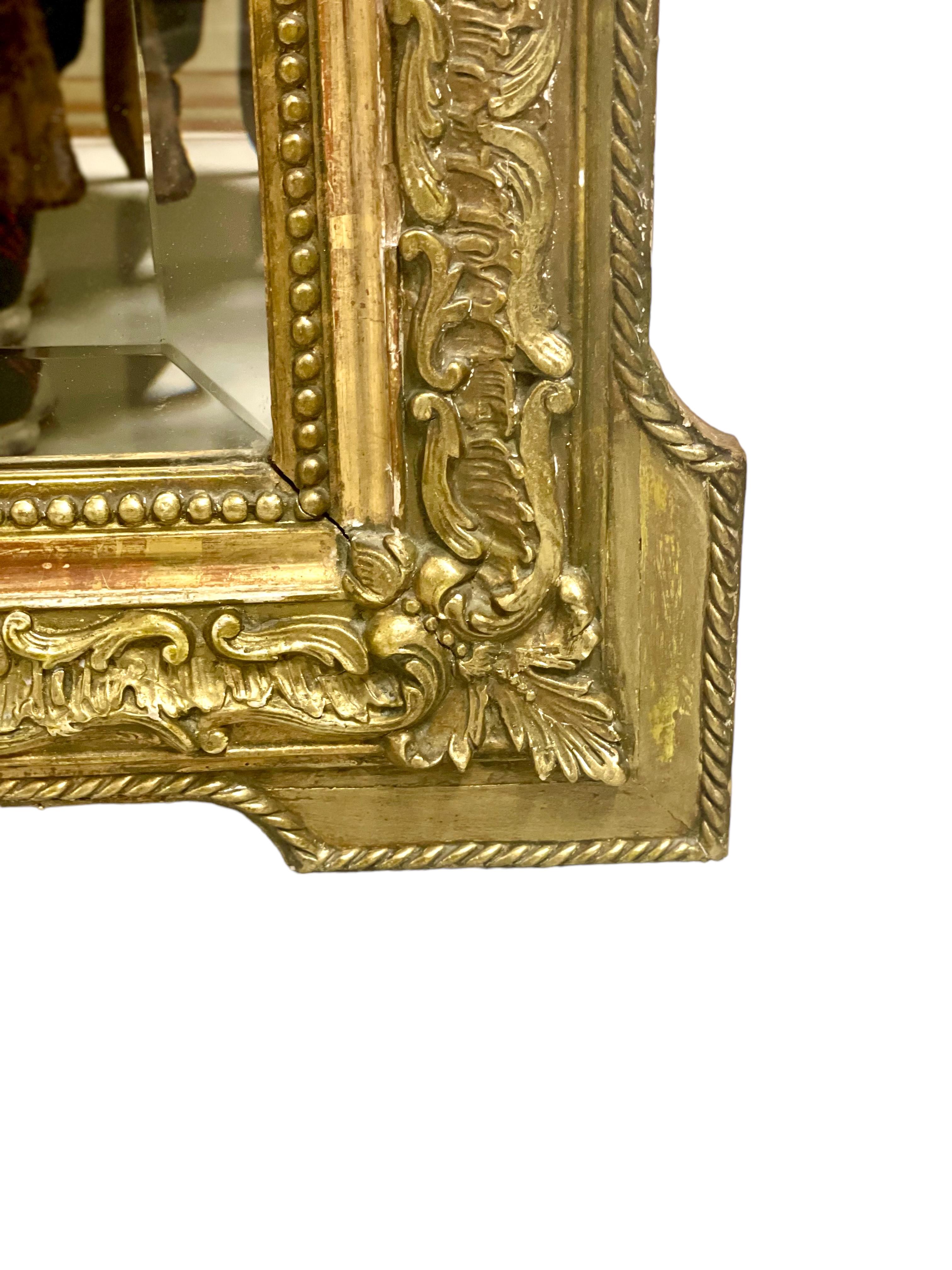 Mantelspiegel aus Holz und vergoldetem Stuck im Louis XVI-Stil im Angebot 4