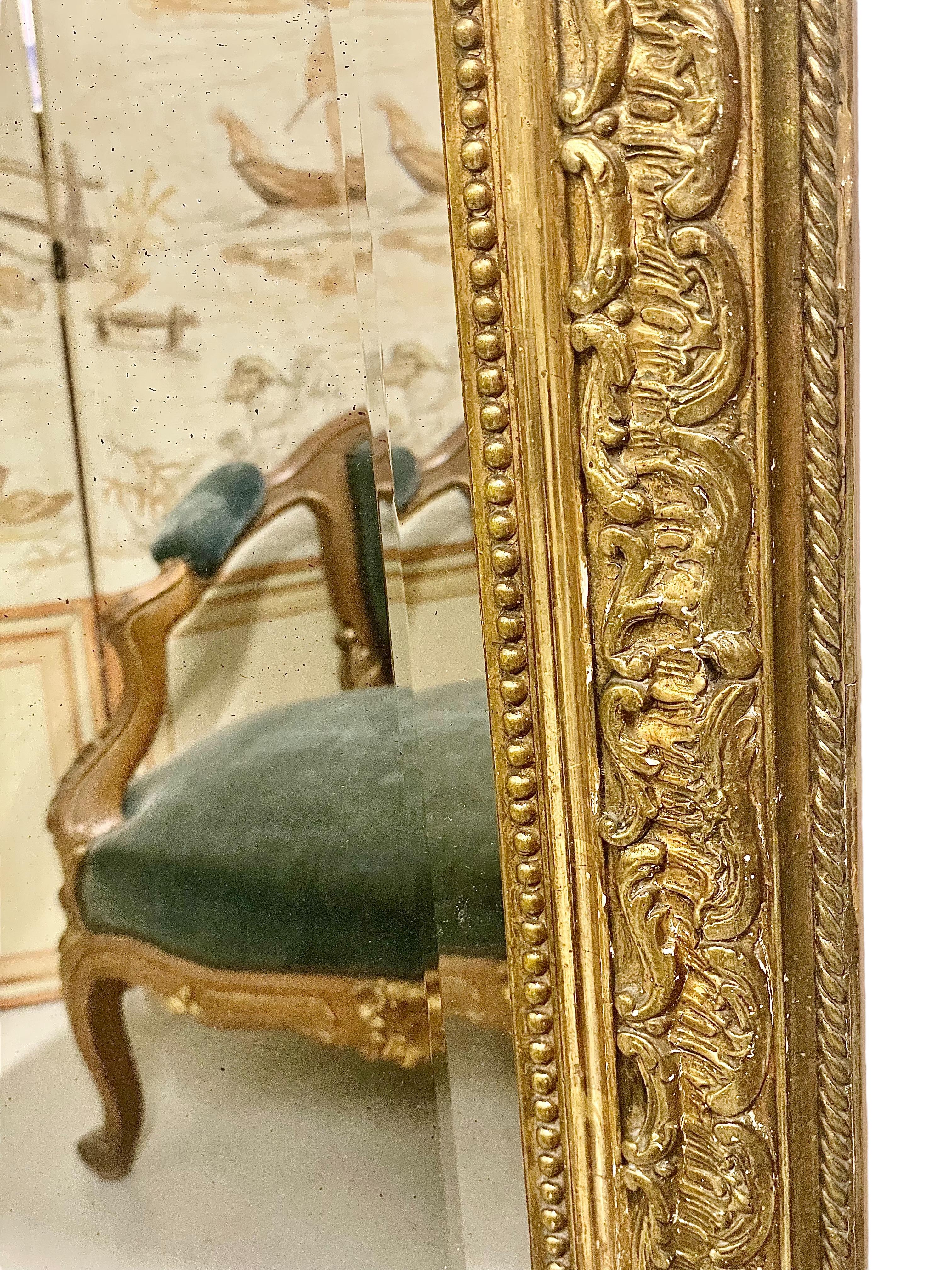 Mantelspiegel aus Holz und vergoldetem Stuck im Louis XVI-Stil im Angebot 5
